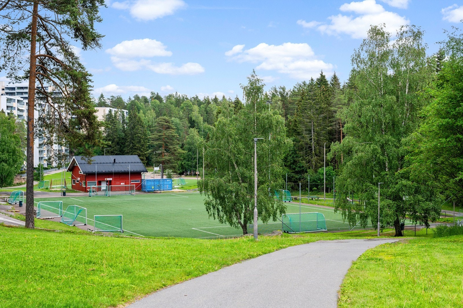Romsås har mye å by på for den aktivitetslystne. Det er kort vei til Bjøråsen idrettsplass, Romsås idrettshall og Humleby Fritidspark. Galleribilde