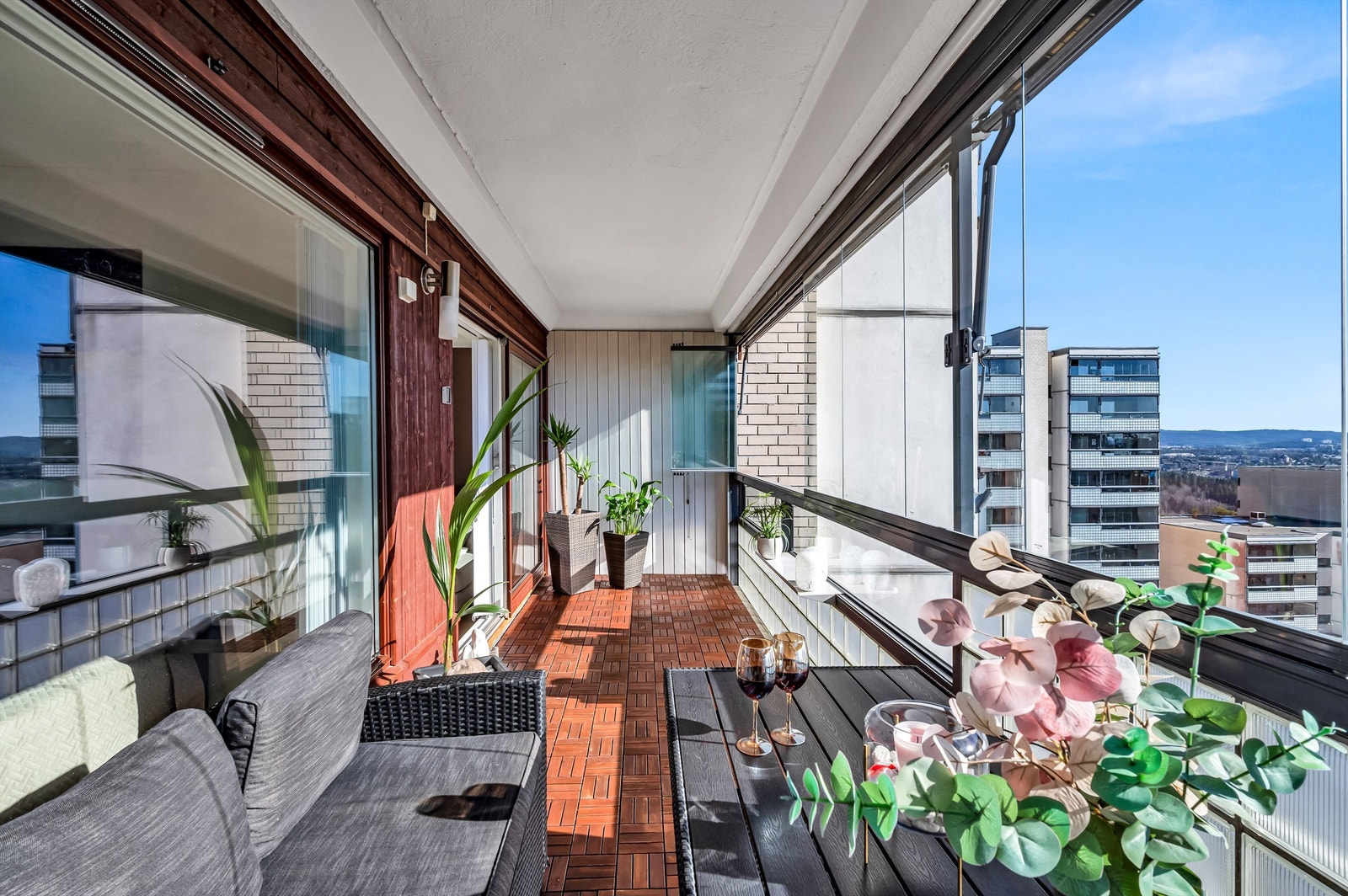 Balkongens størrelse gir deg gode muligheter for å nyte sommerens varme dager i en lun sittegruppe. Galleribilde