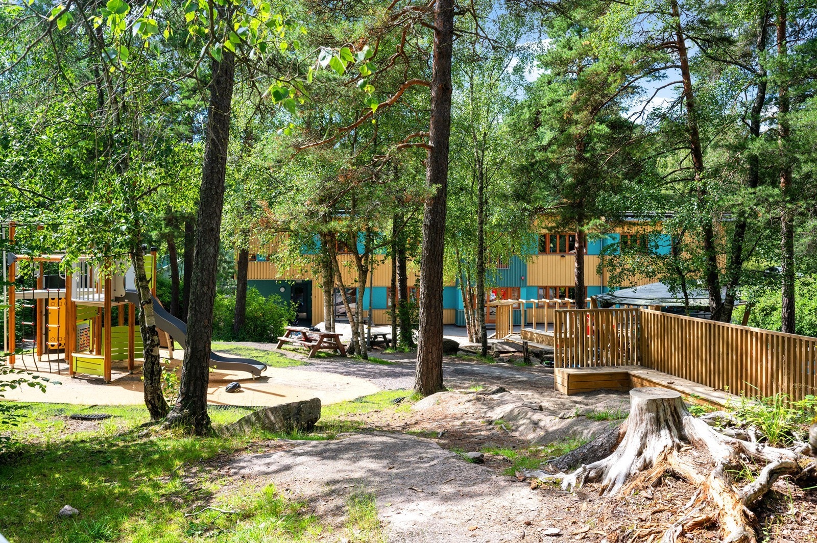 Borettslagene på Romsås har gjennomgått omfattende fasade- og områdeoppussing de senere årene, og borettslaget er å regne som skjermet, trafikksikkert og meget barnevennlig med utearealer, utsikt, sittebenker og lekeplasser. Galleribilde