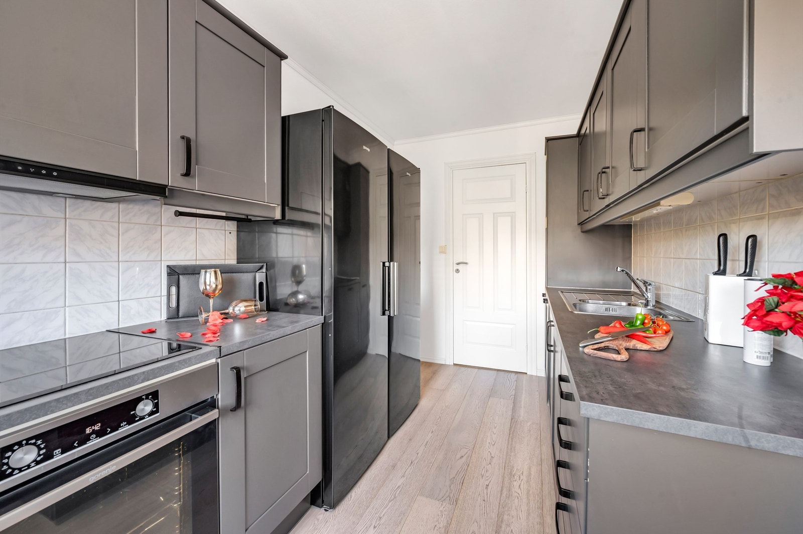 Den gode benkeplassen gjør det enkelt å diske opp lekre retter. Det er rikelig med oppbevaringsplass i både skuffer og skap. Hvitevarene er sømløst integrert i innredningen og består av induksjonstopp, stekeovn og oppvaskmaskin. Galleribilde