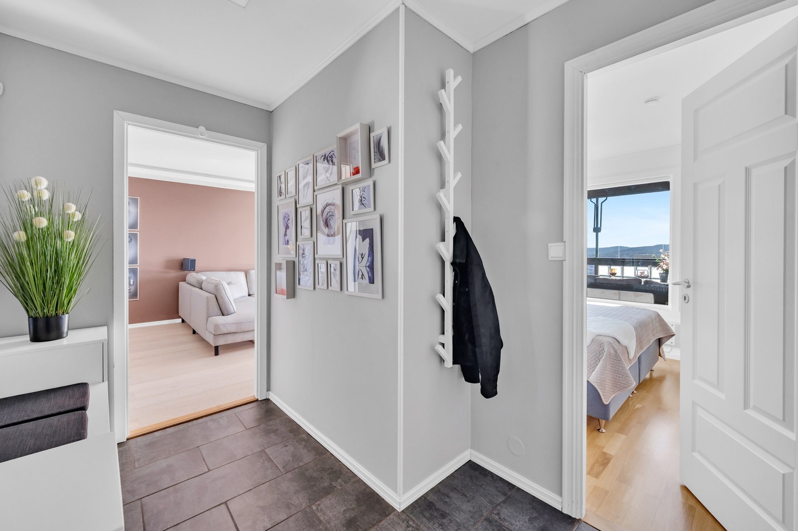 Velkommen inn! Leilighetens entré er lys og innbydende og gir et meget godt førsteinntrykk av boligen. Galleribilde