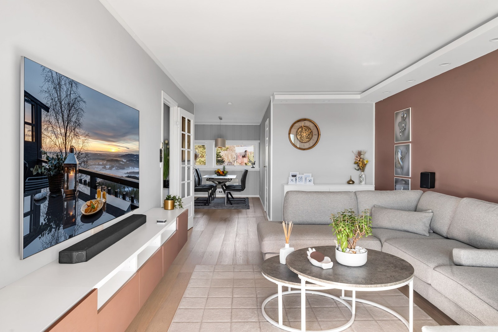 Overflatene i stue, kjøkken og hovedsoverom ble malt i 2024. Galleribilde