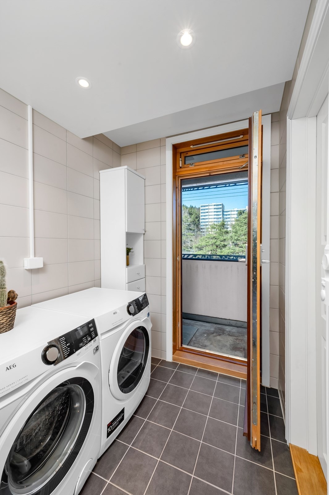 Fra vaskerommet kommer du dessuten ut til en praktisk luftebalkong. Galleribilde