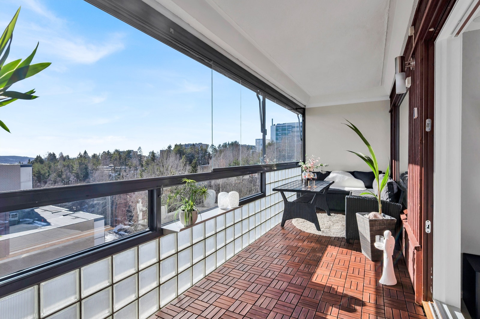 Balkongen er innglasset og føles således som en herlig forlengelse av stuen i sommerhalvåret. Det er også montert markise. Galleribilde