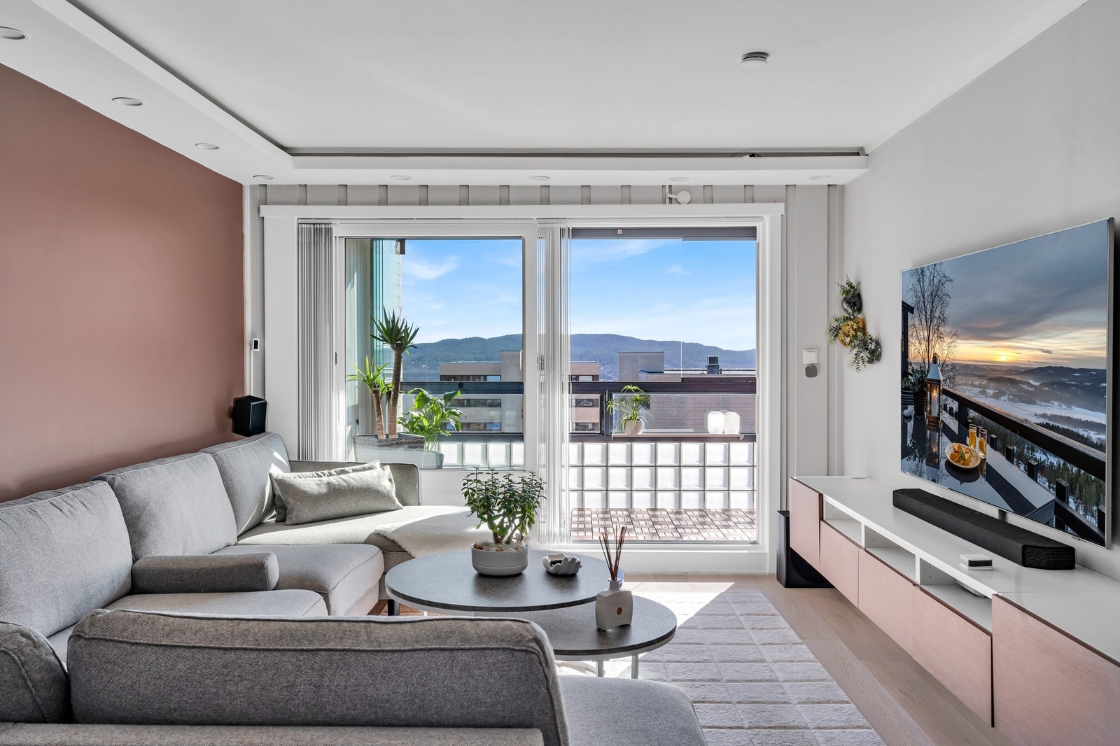 Det er store vindusflater som slipper inn rikelig med lys og som bidrar til å skape en luftig følelse i leiligheten. Galleribilde