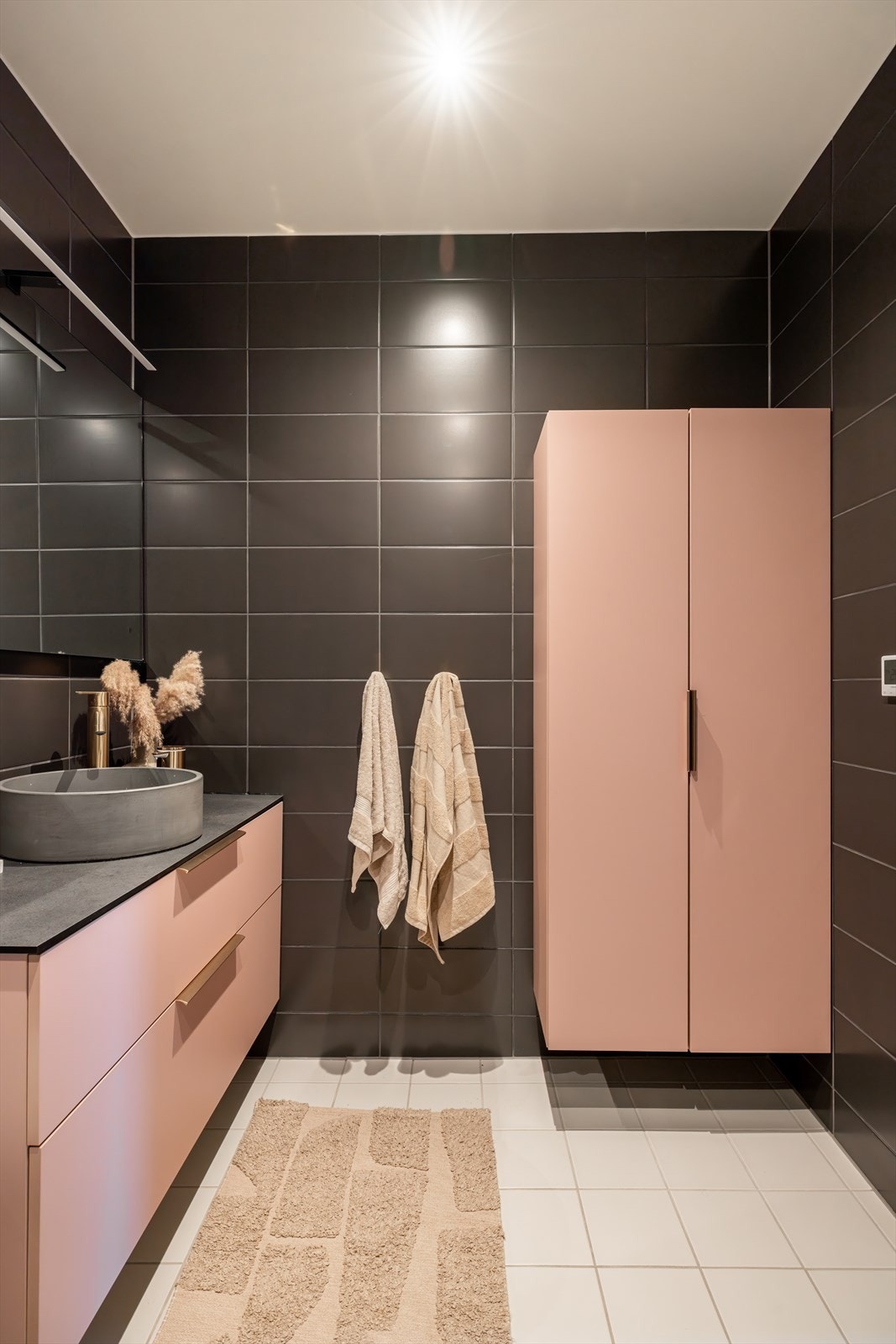 - Baderomsinnredning bestående av benkeskap og veggskap med glatte fronter - Galleribilde