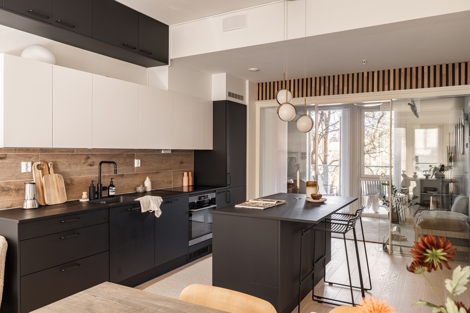 - Boligen er gjennomgående og får godt med lys inn fra begge sider - Galleribilde