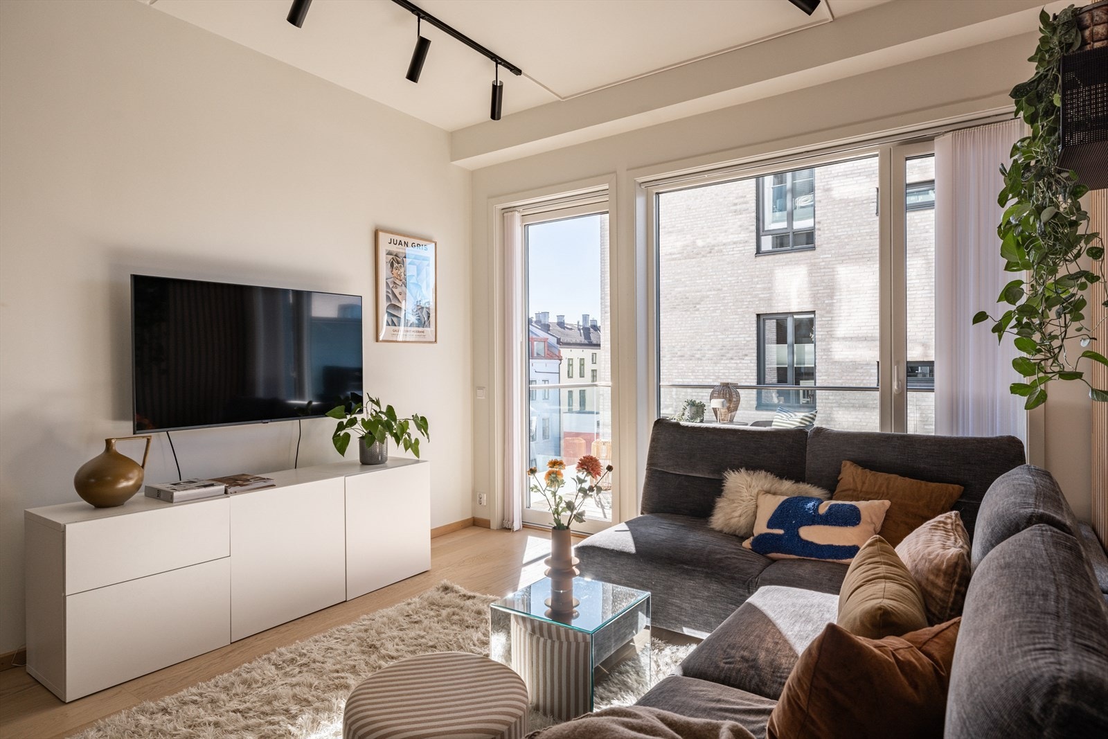 - Blant annet fjernvarme, varmtvann, Internett og drift er inkludert i felleskostnadene - Galleribilde