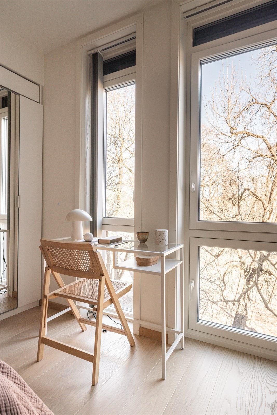 - De store vindusflatene bidrar til flotte innvendige lysforhold, og det er ingen bygg i front - Galleribilde