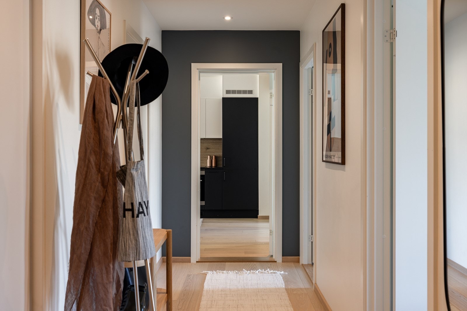 - Romslig separat entrè med tilgang til to av soverommene, samt det ene badet - Galleribilde