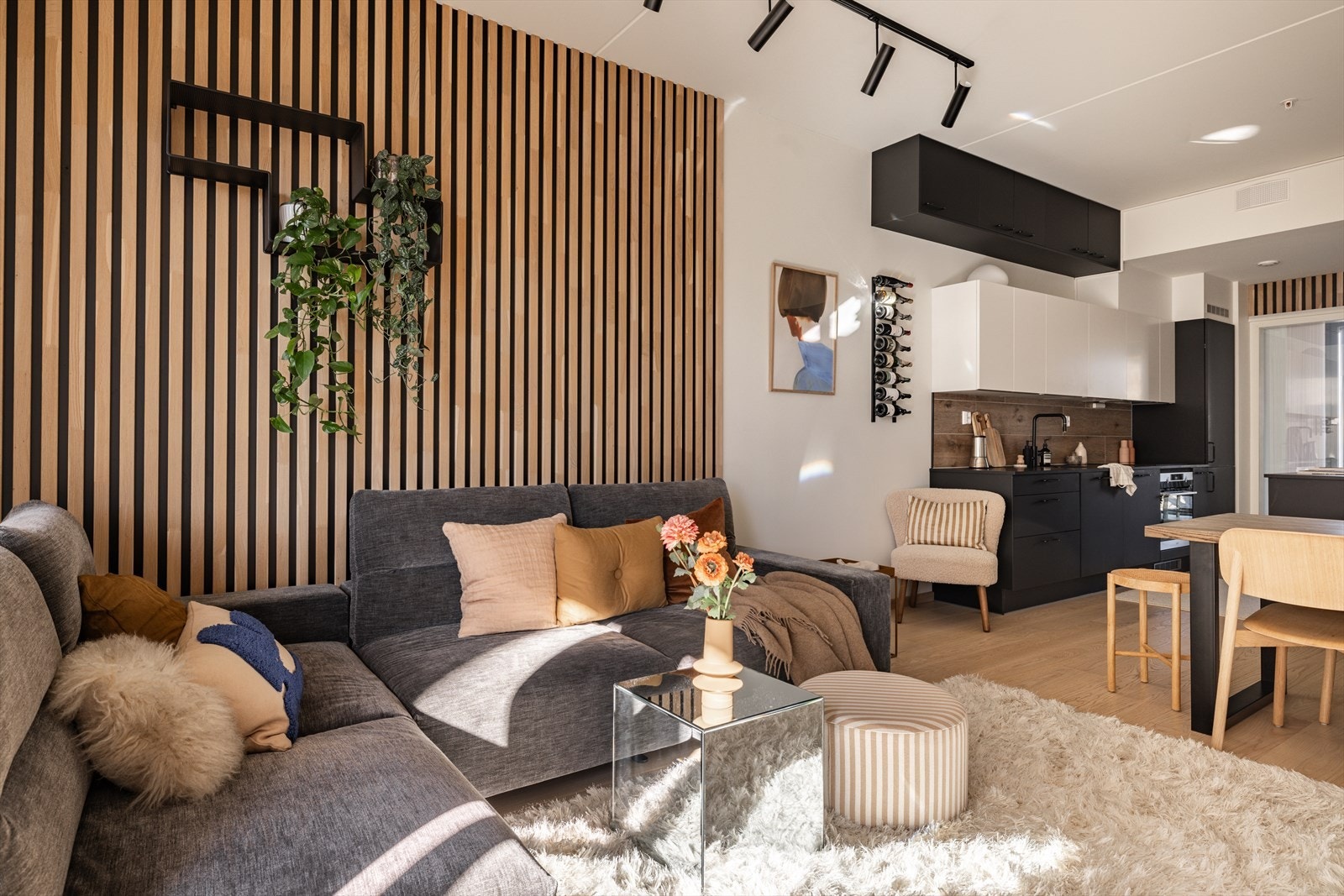 - Spileveggen er med på å skape et naturlig skille mellom de to sonene - Galleribilde