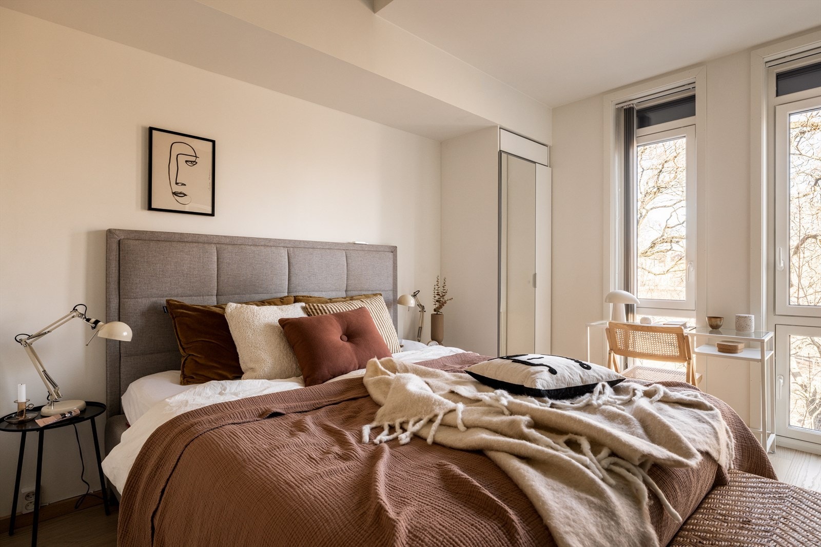 - Hovedsoverom med plass til dobbeltseng, nattbord og kommode - Galleribilde