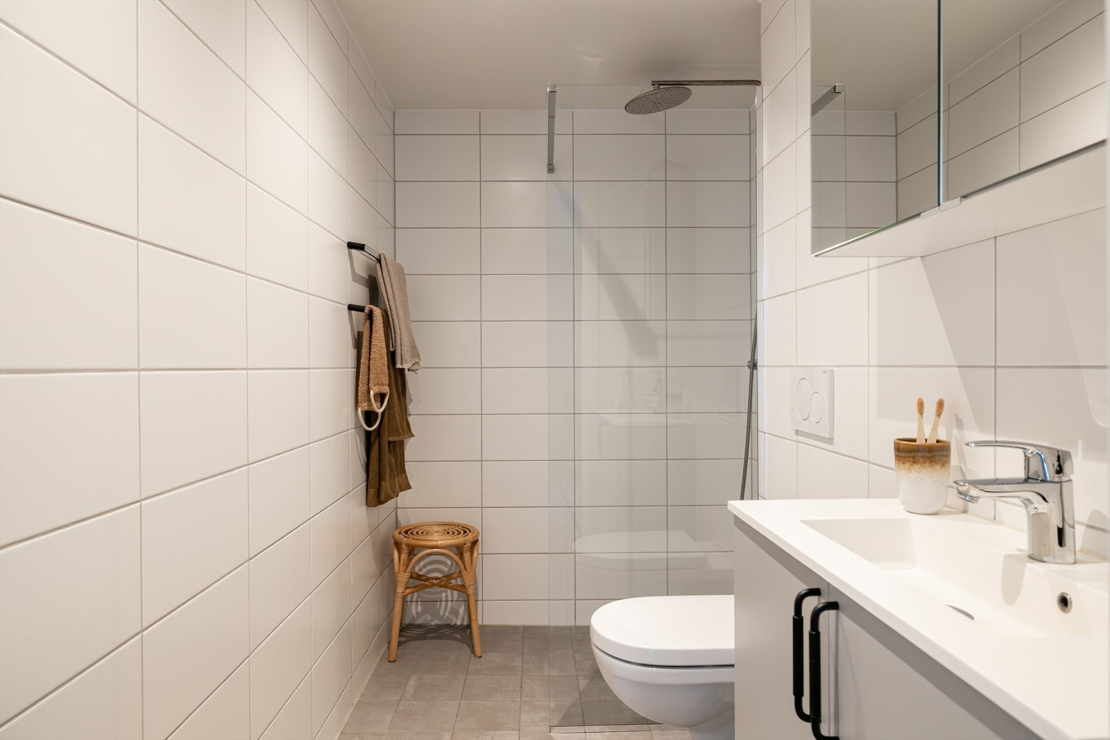 - Pent flislagt baderom med varme i gulv - Galleribilde