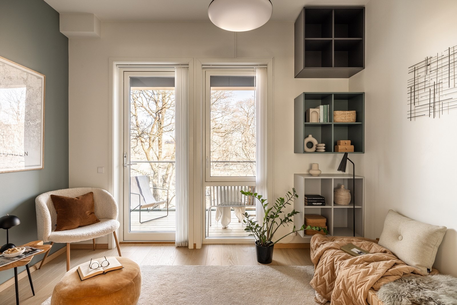 - Rommet blir som en forlengelse av oppholdsrommet, og kan brukes som kontor, gjesterom eller spisestue - Galleribilde