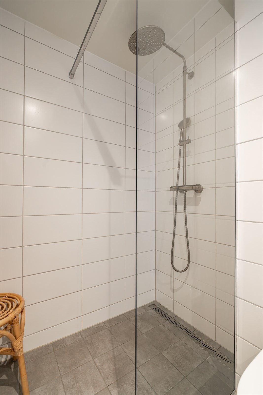 - Baderommet er utstyrt med baderomsinnredning bestående av benkeskap, dusj, servant og veggfestet klosett - Galleribilde