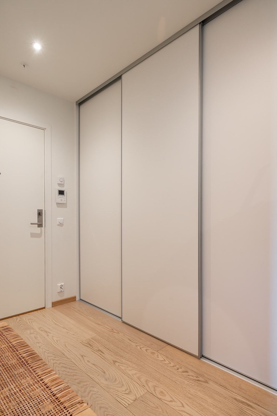 - Gode lagringsmuligheter i stor skyvedørsgarderobe - Galleribilde