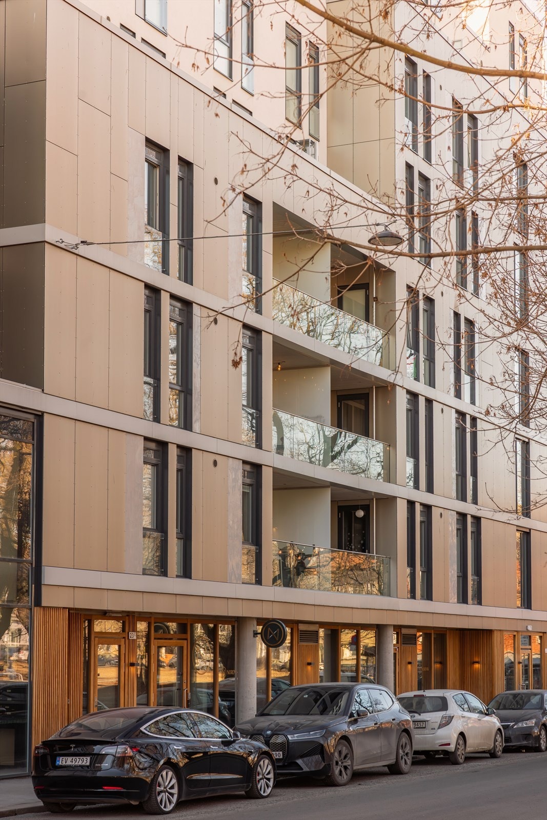 - Utenfor er det en lite trafikkert enveiskjørt gate - Galleribilde