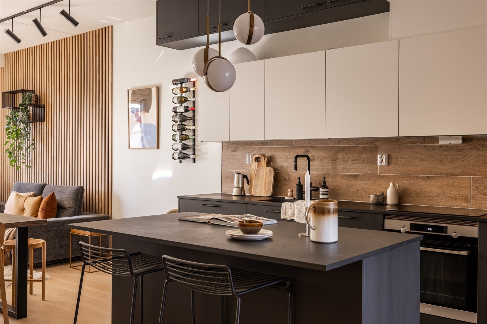 - Nåværende eier har oppgradert kjøkkeninnredningen med ekstra elementer som blant annet; fliser over benkeskap, hyller over overskap, nye benkeplater og ventilator - Galleribilde