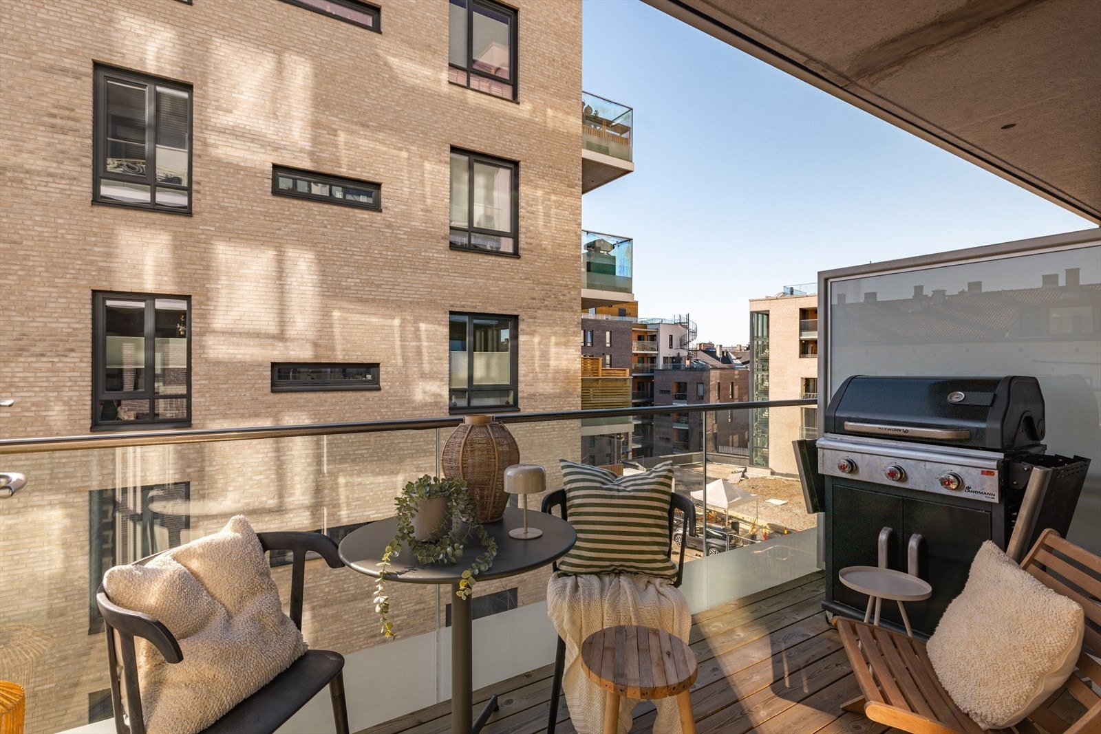 - Fra stuesonen har du tilgang til den sørvendte balkongen på ca. 7 m² - Galleribilde