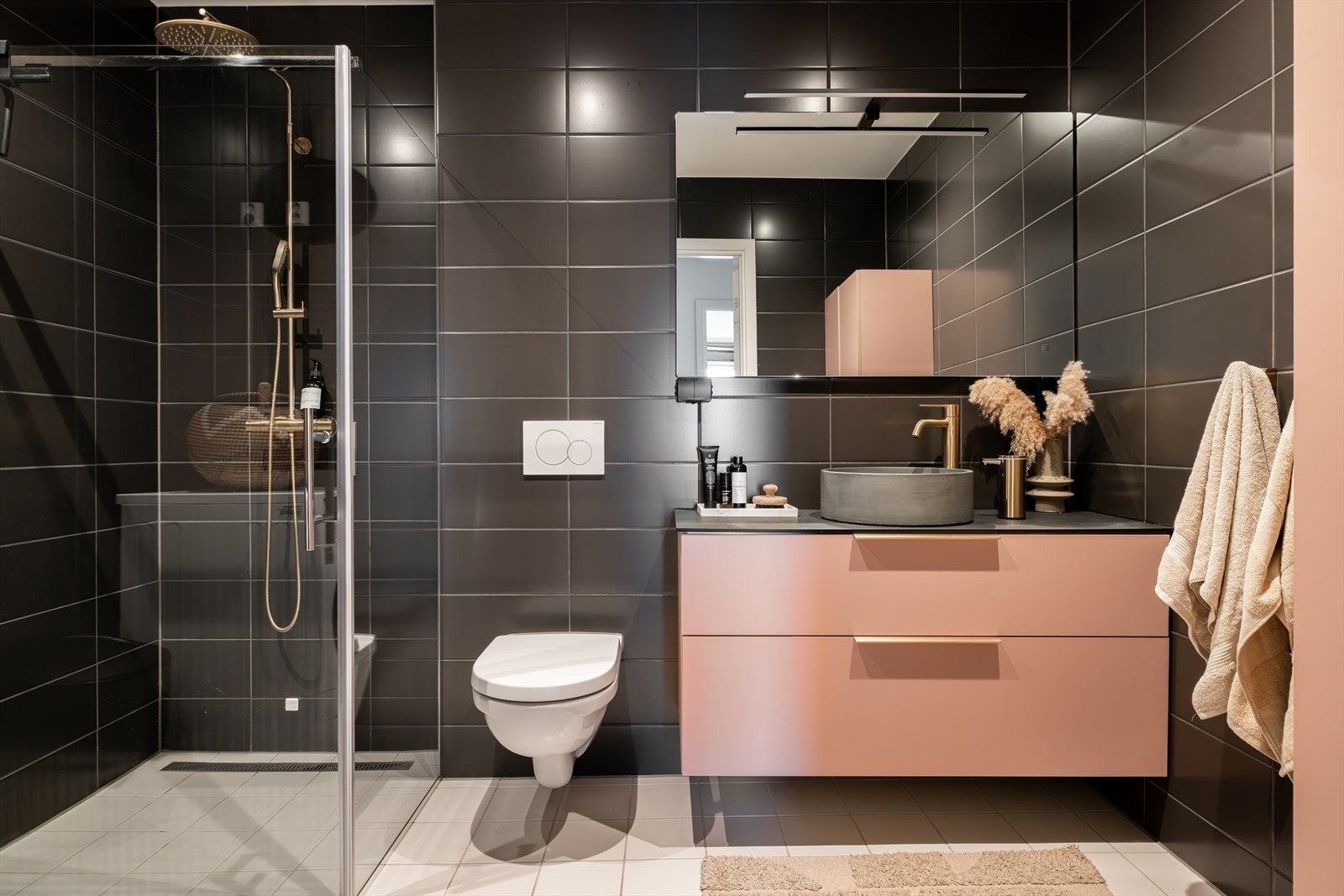 - Pent flislagt baderom med varme i gulv og opplegg for vaskemaskin - Galleribilde