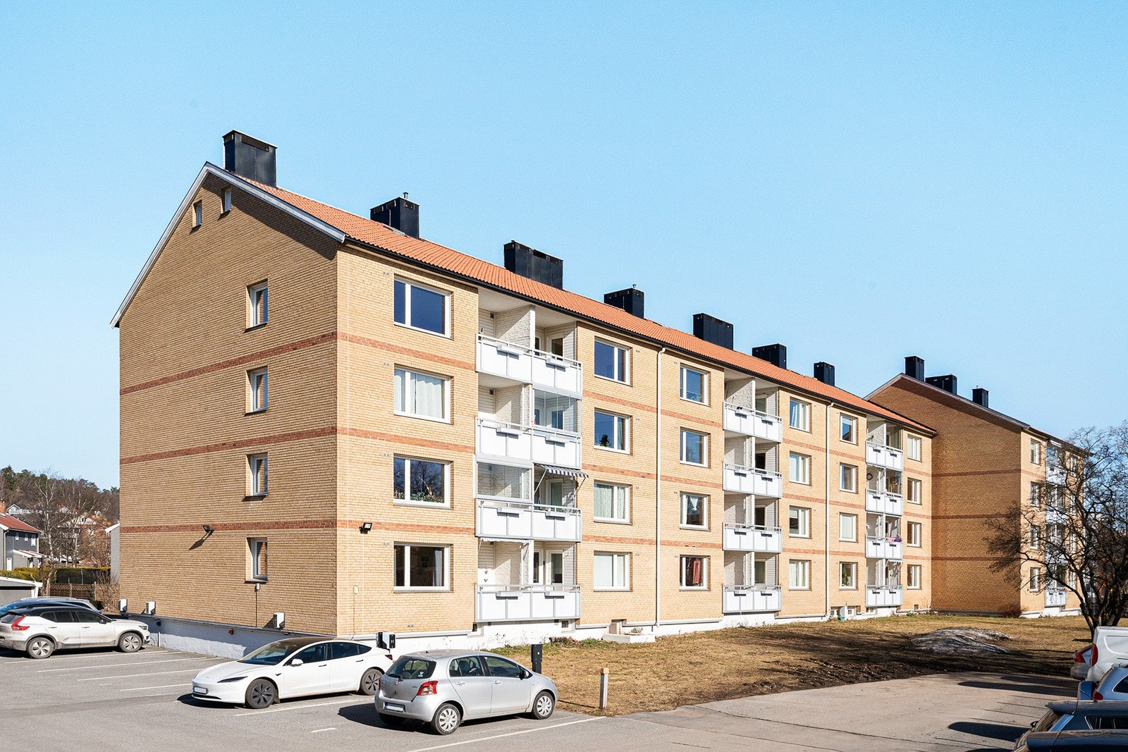 Leiligheten i Kalbakkveien 7 A ligger flott til med gangavstand det meste. Lekeplasser, store fellesområder, nærbutikk, nærsenter og alt av off.komm. Galleribilde