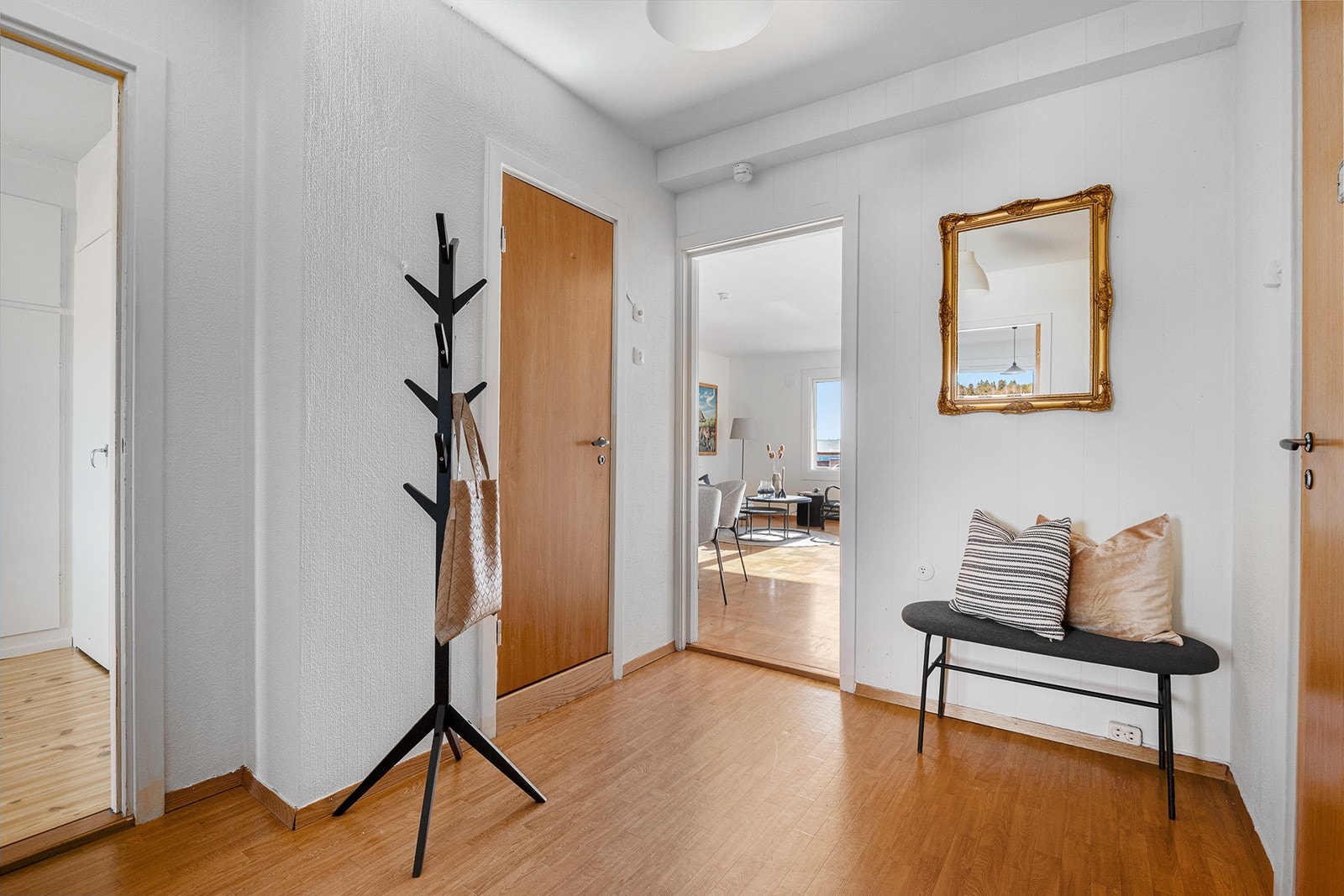 Entréen er lys og innbydende og gir et godt førsteinntrykk av leiligheten. Her er det god plass til å henge fra seg yttertøyet og sette fra seg sko. Galleribilde