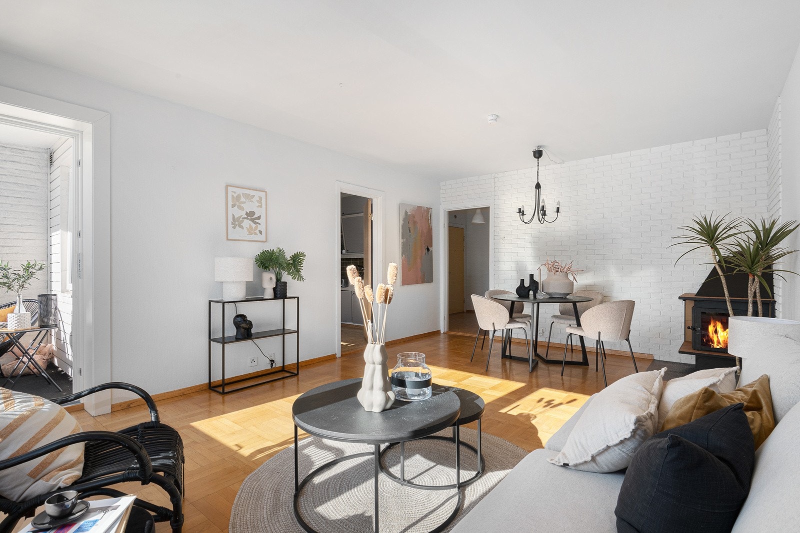 Her er det plass til både sittegruppe og spisebord. Galleribilde