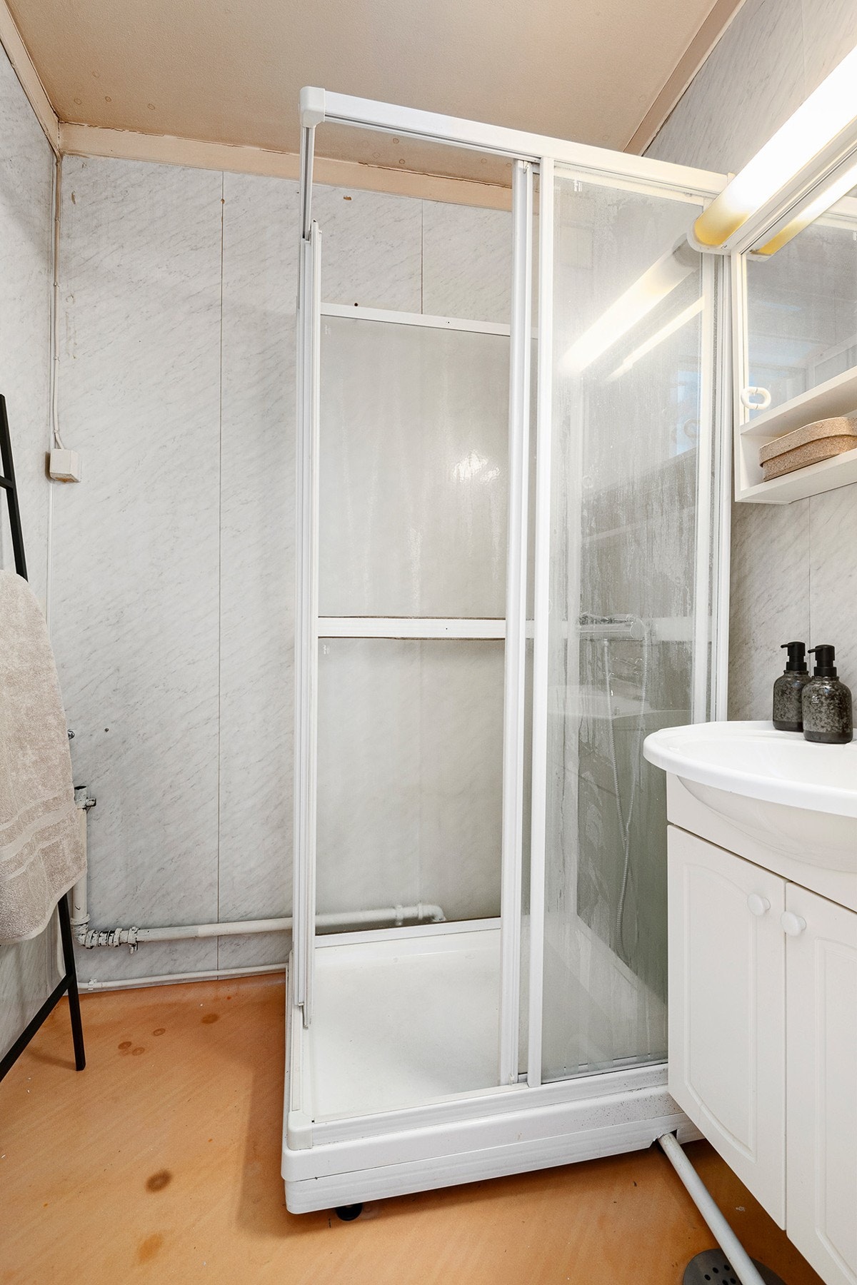 Baderom med dusjkabinett. Galleribilde