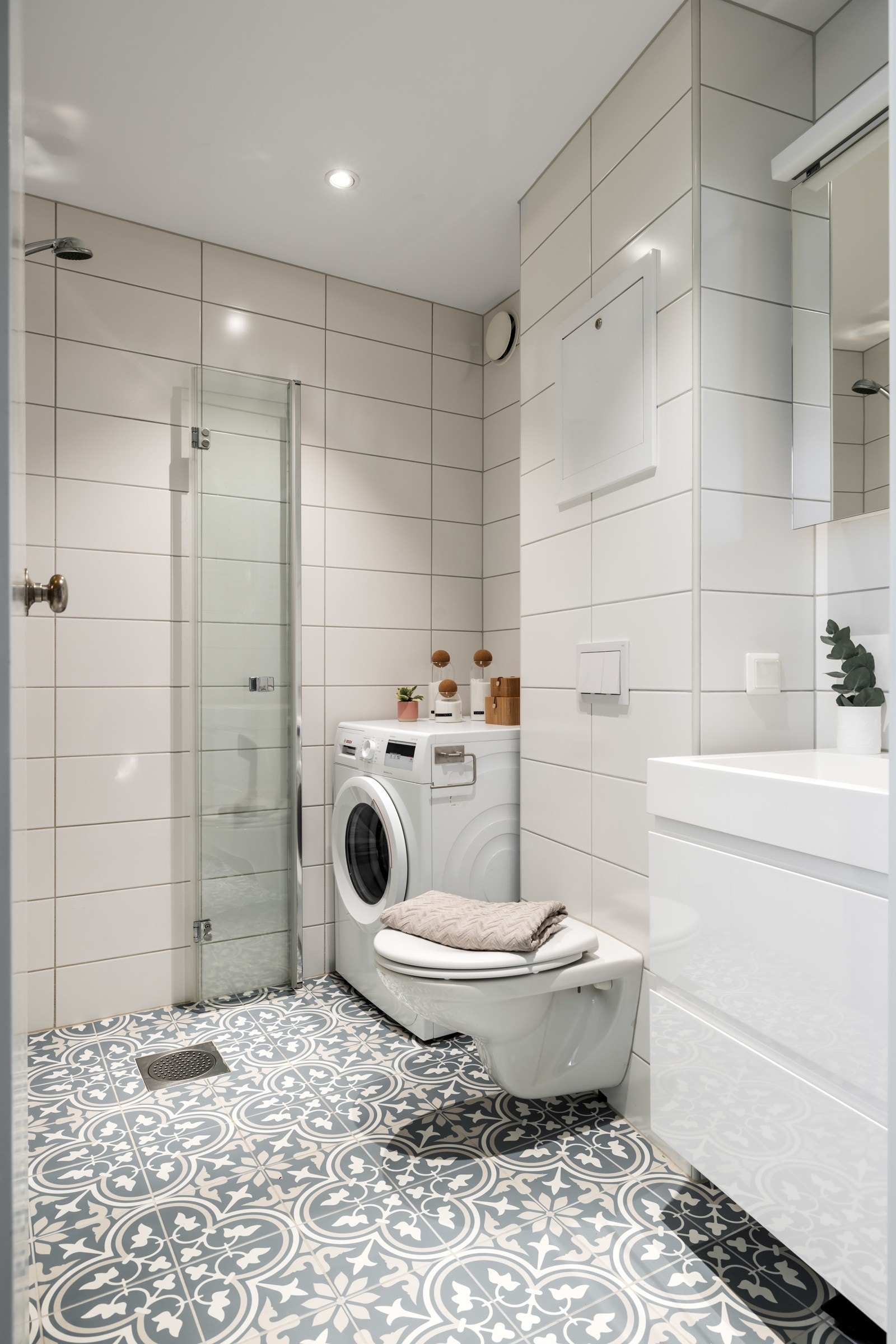 Badet er flislagt med varmekabler og har opplegg for vaskemaskin Galleribilde