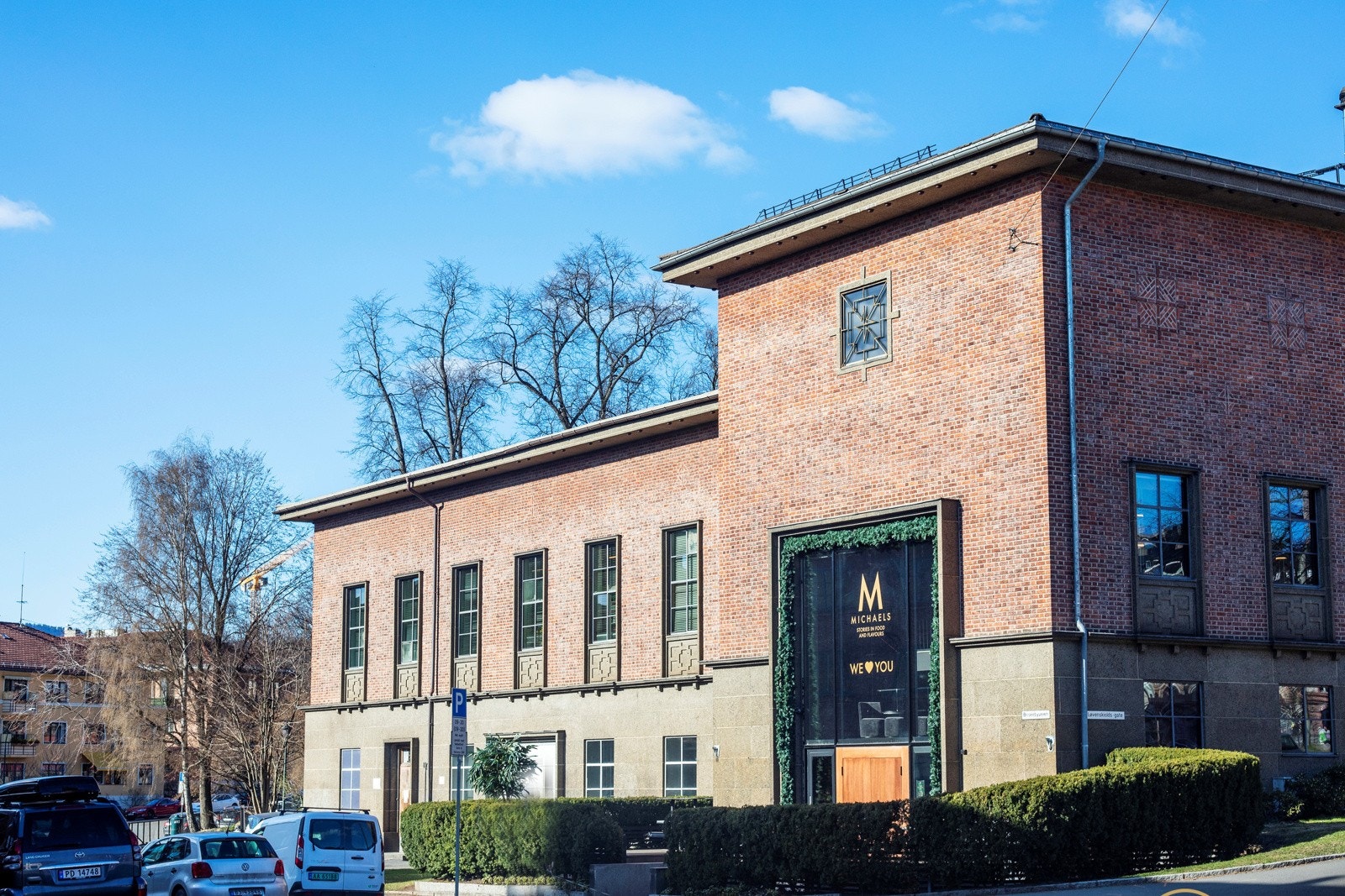 Michaels er en levende bydelsrestaurant som skaper en magisk atmosfære der mat, drikke, musikk og mennesker forene Galleribilde