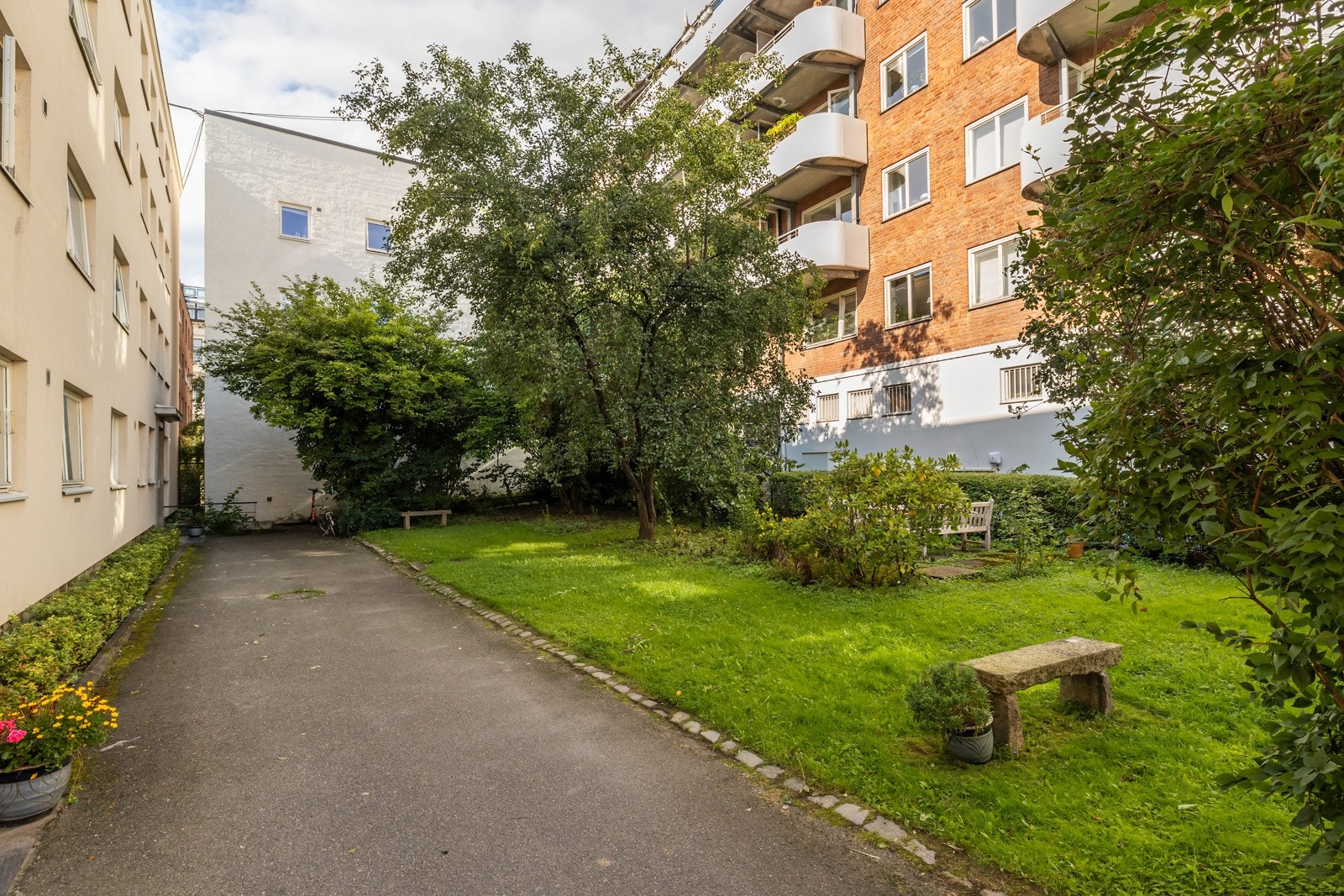 Sameiet har en hyggelig bakgård med sittegrupper Galleribilde
