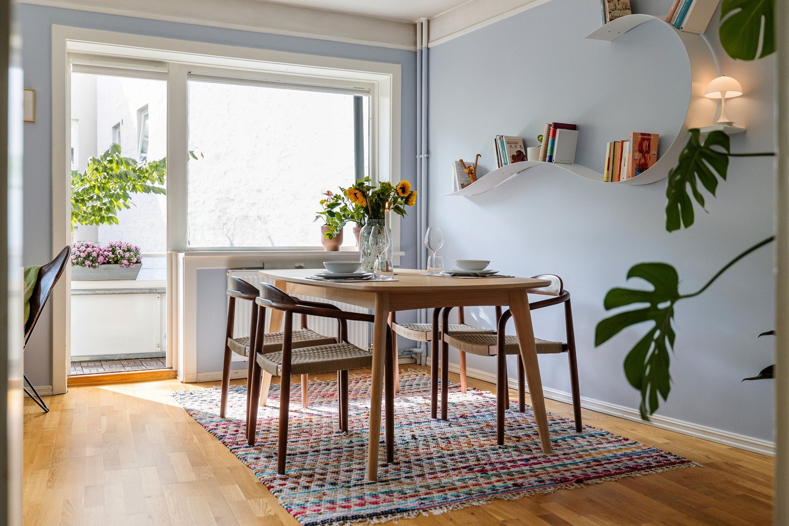 Leiligheten har en romslig stue med god plass til både sofa og spisebord - et herlig samlingspunkt for familie og venner Galleribilde