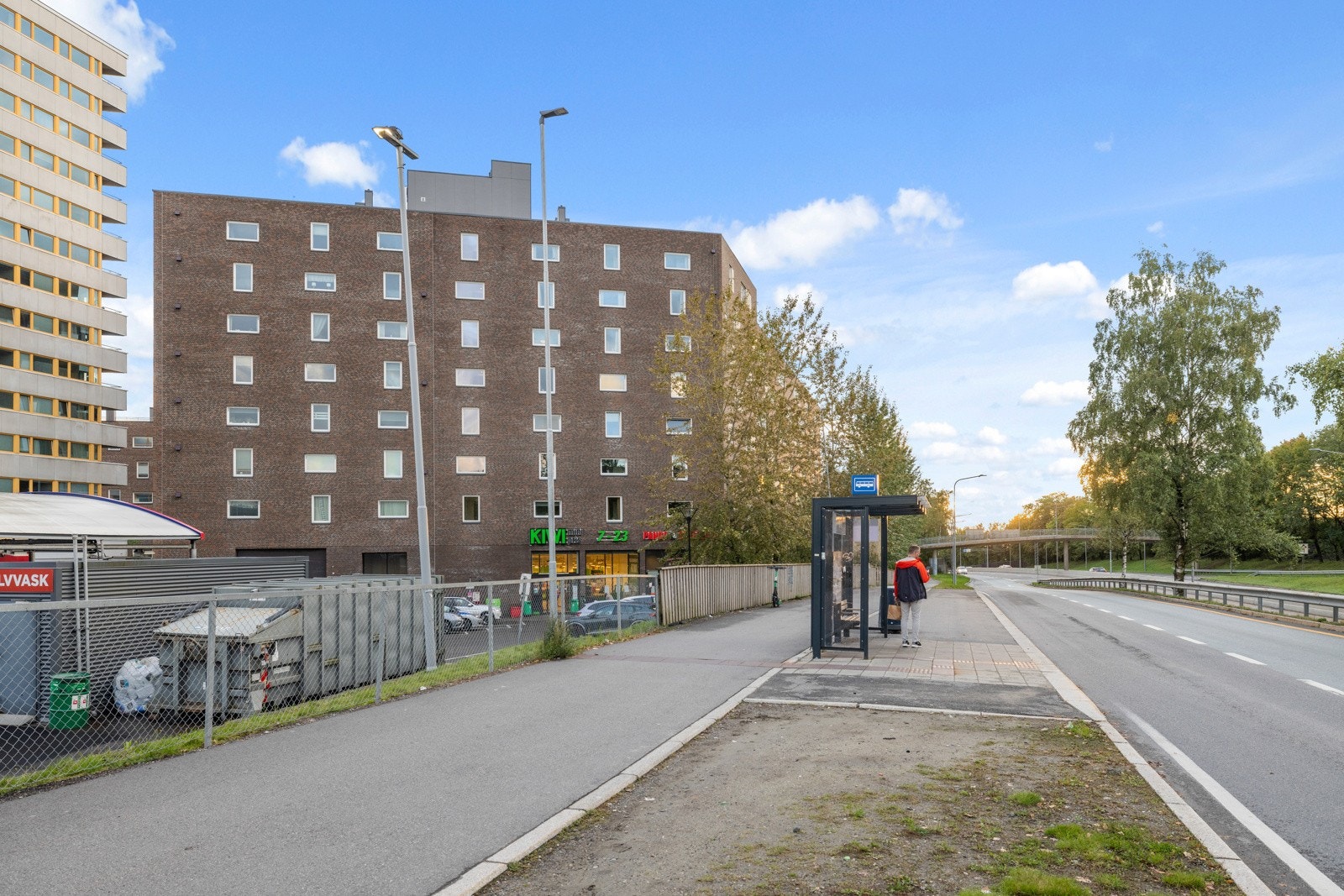 Kollektivtilbudet i området består av buss og nærmeste holdeplass er Bjerke, som ligger rett utenfor boligen Galleribilde