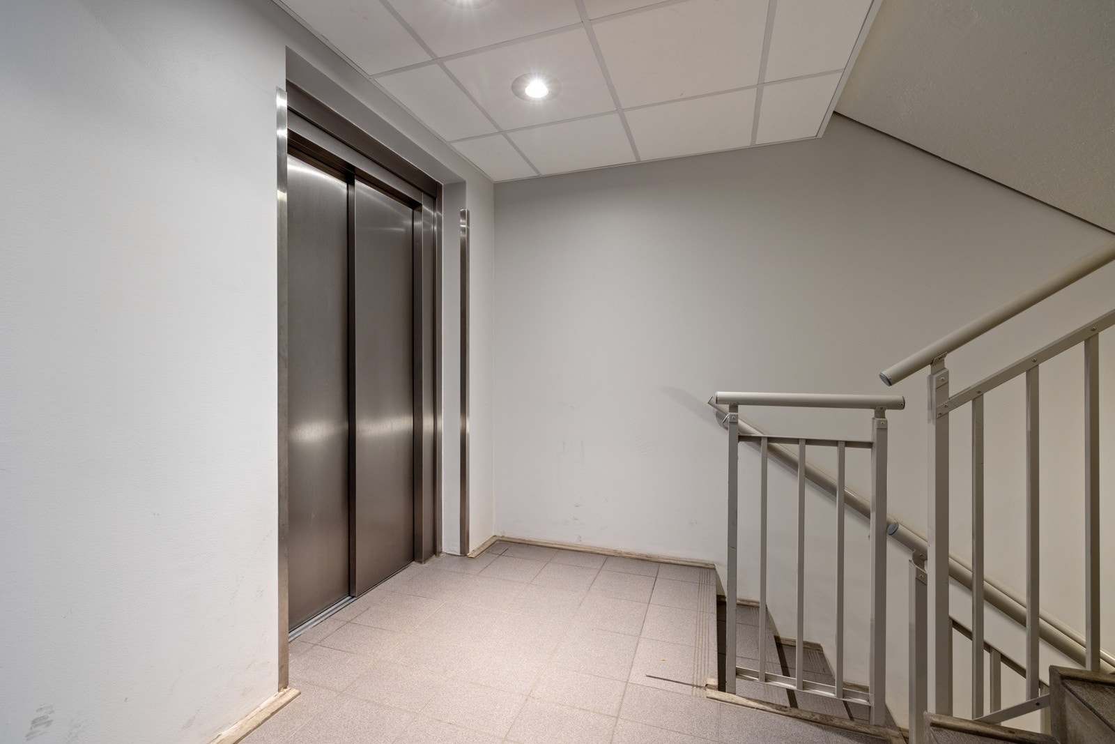 Leiligheten ligger i tredje etasje med adkomst via heis og trappegang Galleribilde