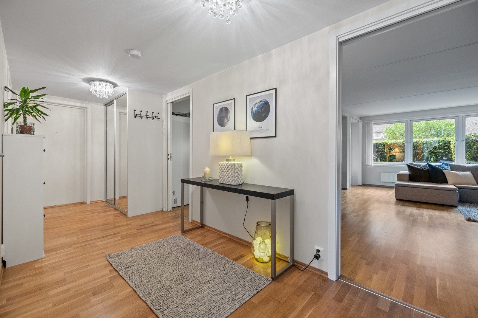 Entreen har skyvedørsgarderobe med speilfronter og det er plass til ytterligere oppbevaringsmøbler hvis ønskelig Galleribilde