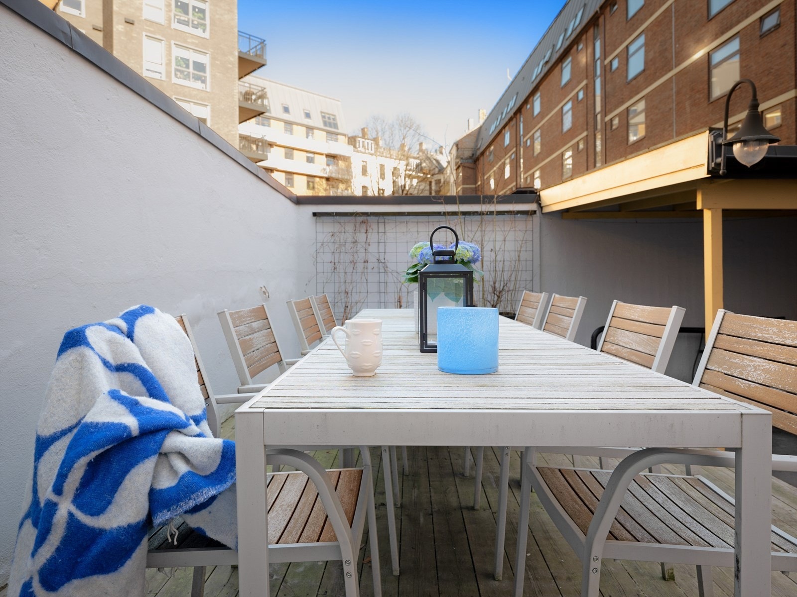 En hyggelig plass å nyte middagen utendørs på sommestid med venner og gode naboer! På høyre side er det et overbygg for sykkelparkering. Galleribilde