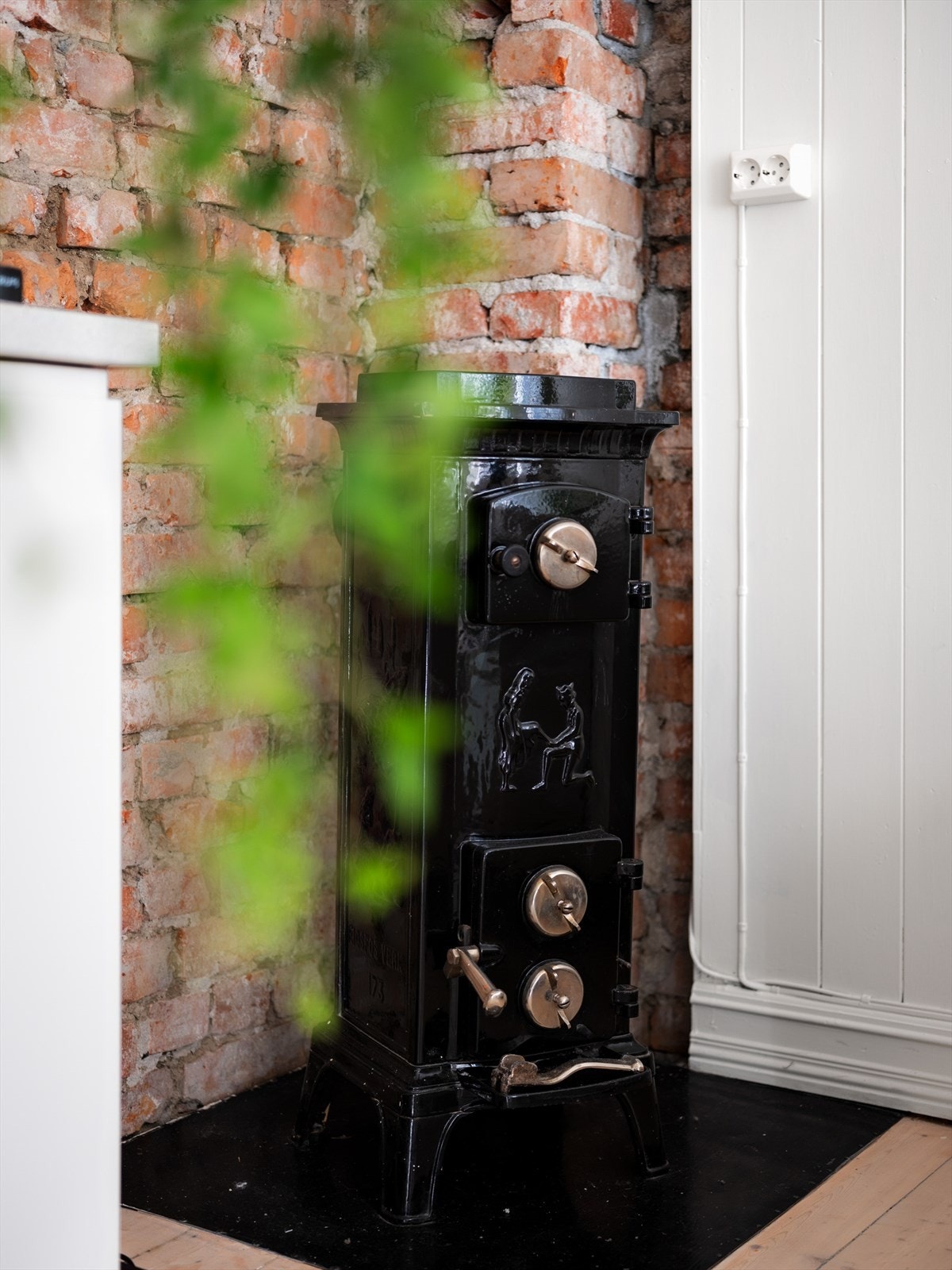 Vedovnen bidrar til godt med varme på de kjøligste dagene, i tillegg til å skape en lun og hjemmekoselig stemning. Pipeløpet ble rehabilitert i 2010. Galleribilde