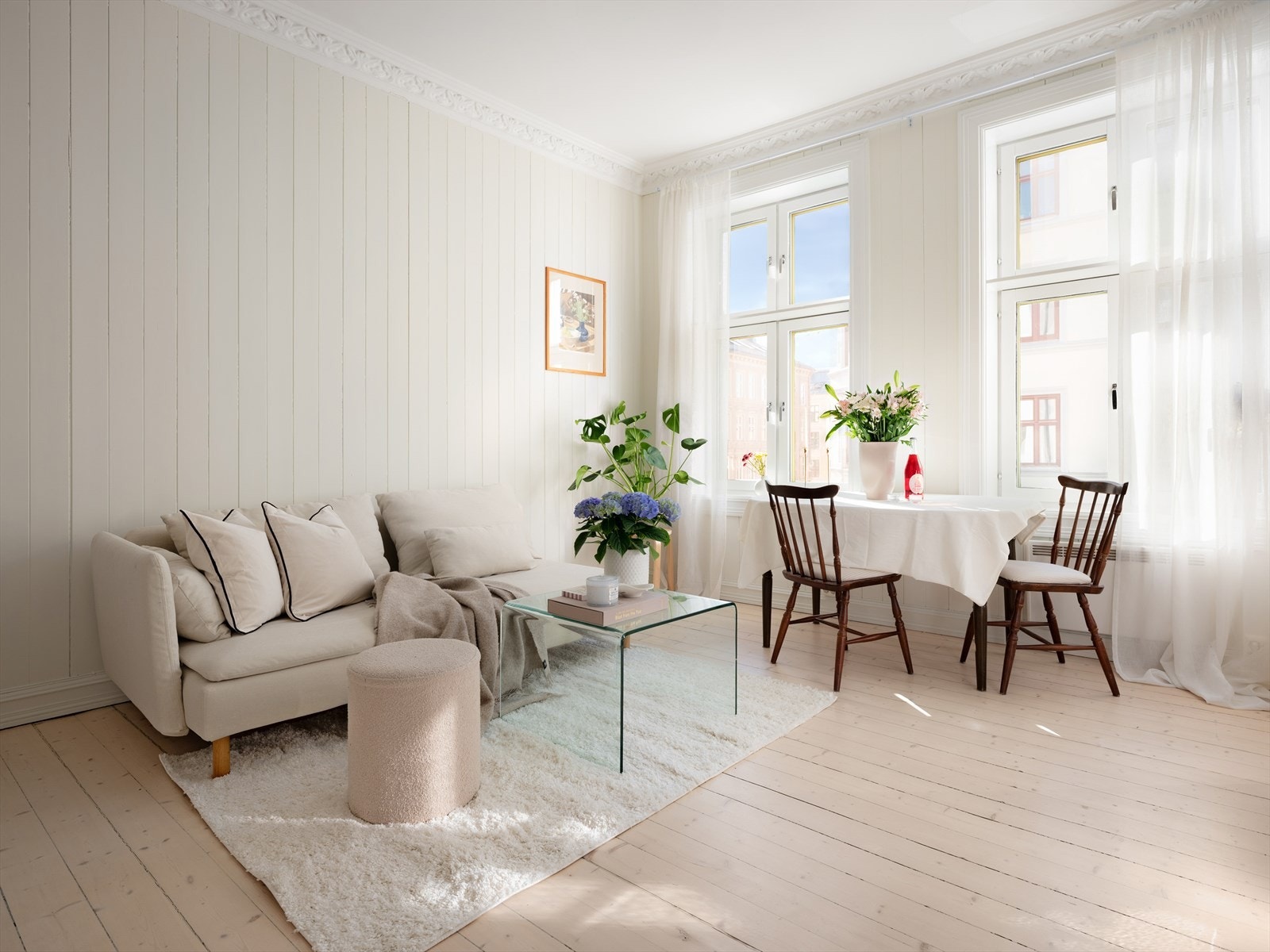 Elsker du store vinduer, god takhøyde og rikelig med lys vil du føle deg hjemme her på et blunk. Galleribilde