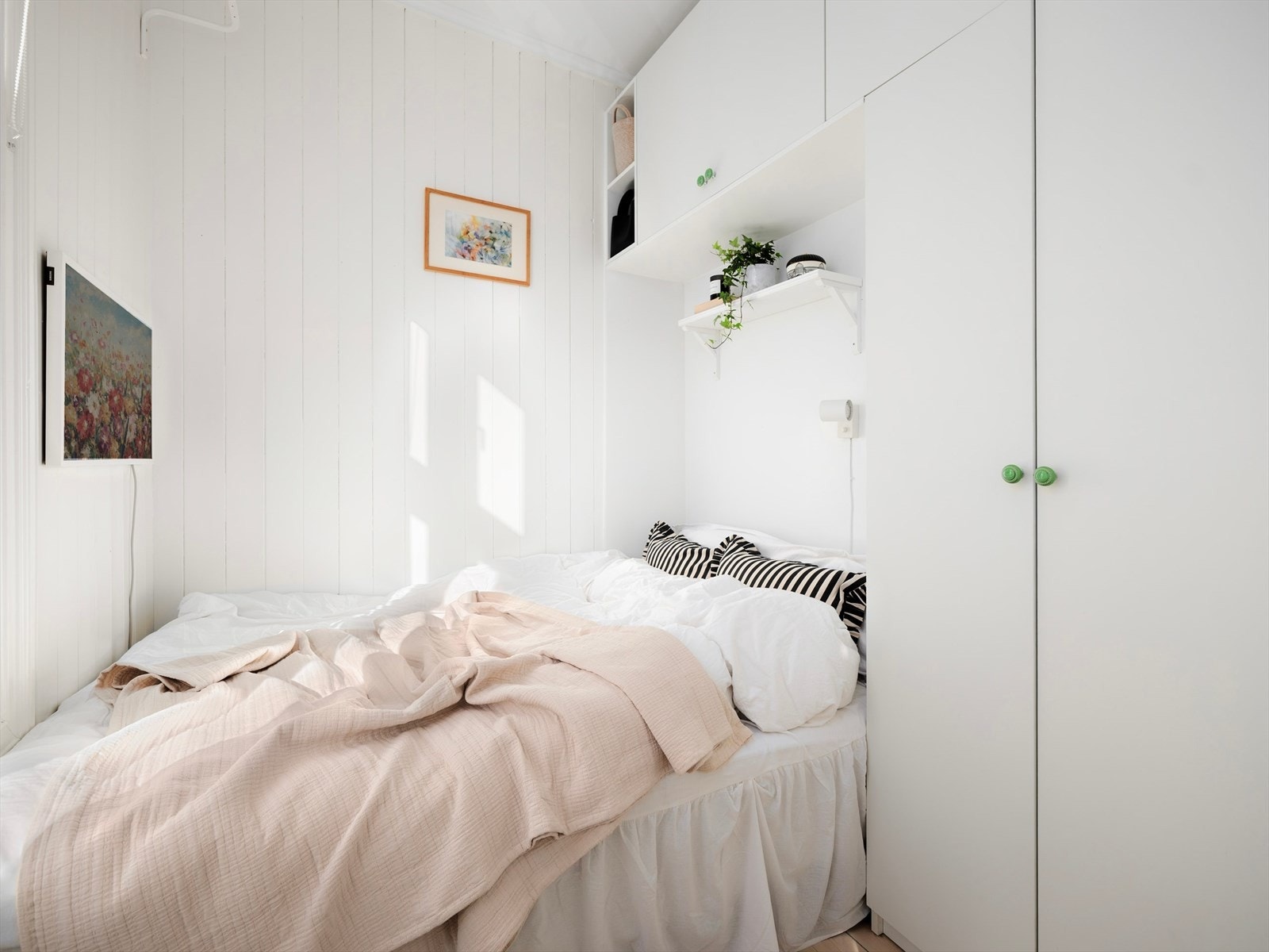 Skapet på soverommet ble malt i 2024. Galleribilde