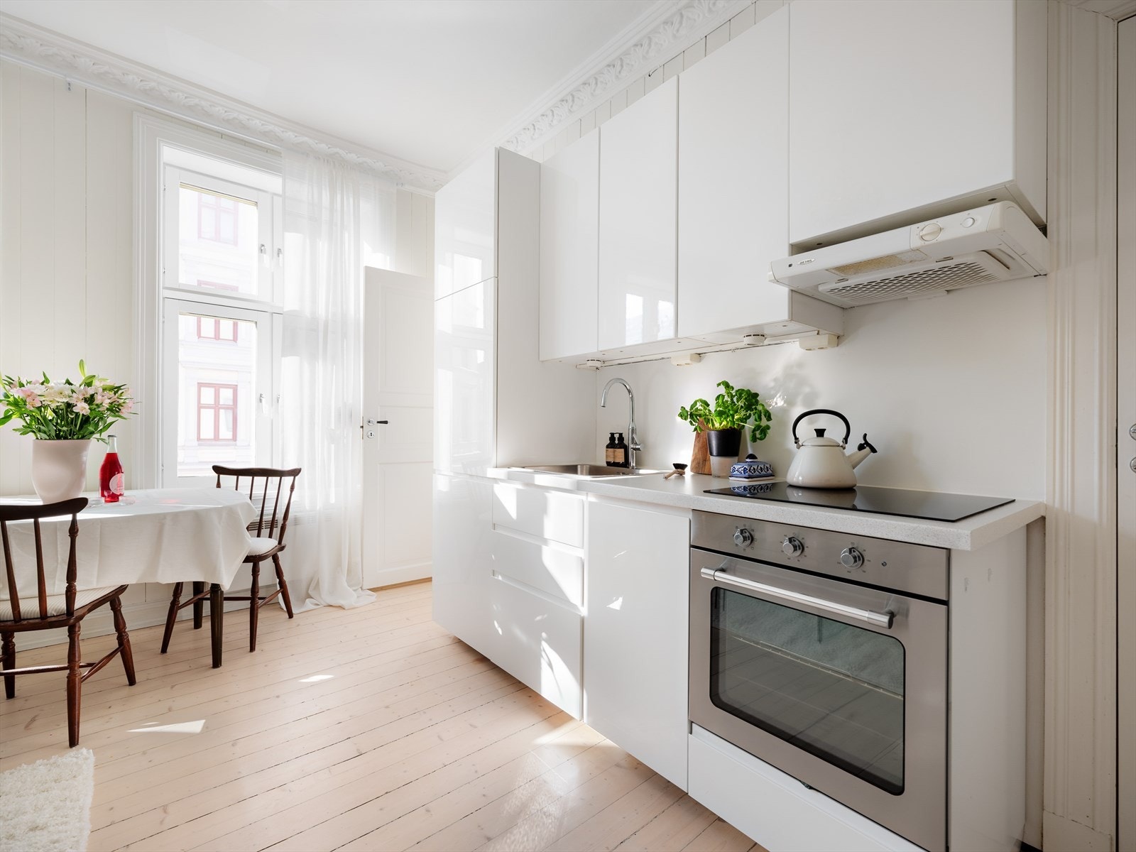 "Her har jeg bodd både alene og med samboer, og har skapt uendelig mange fine minner med venner, kjæreste og familie. Nå er tiden inne for at en heldig kjøper skal få lage nye gode minner her:-)" Galleribilde