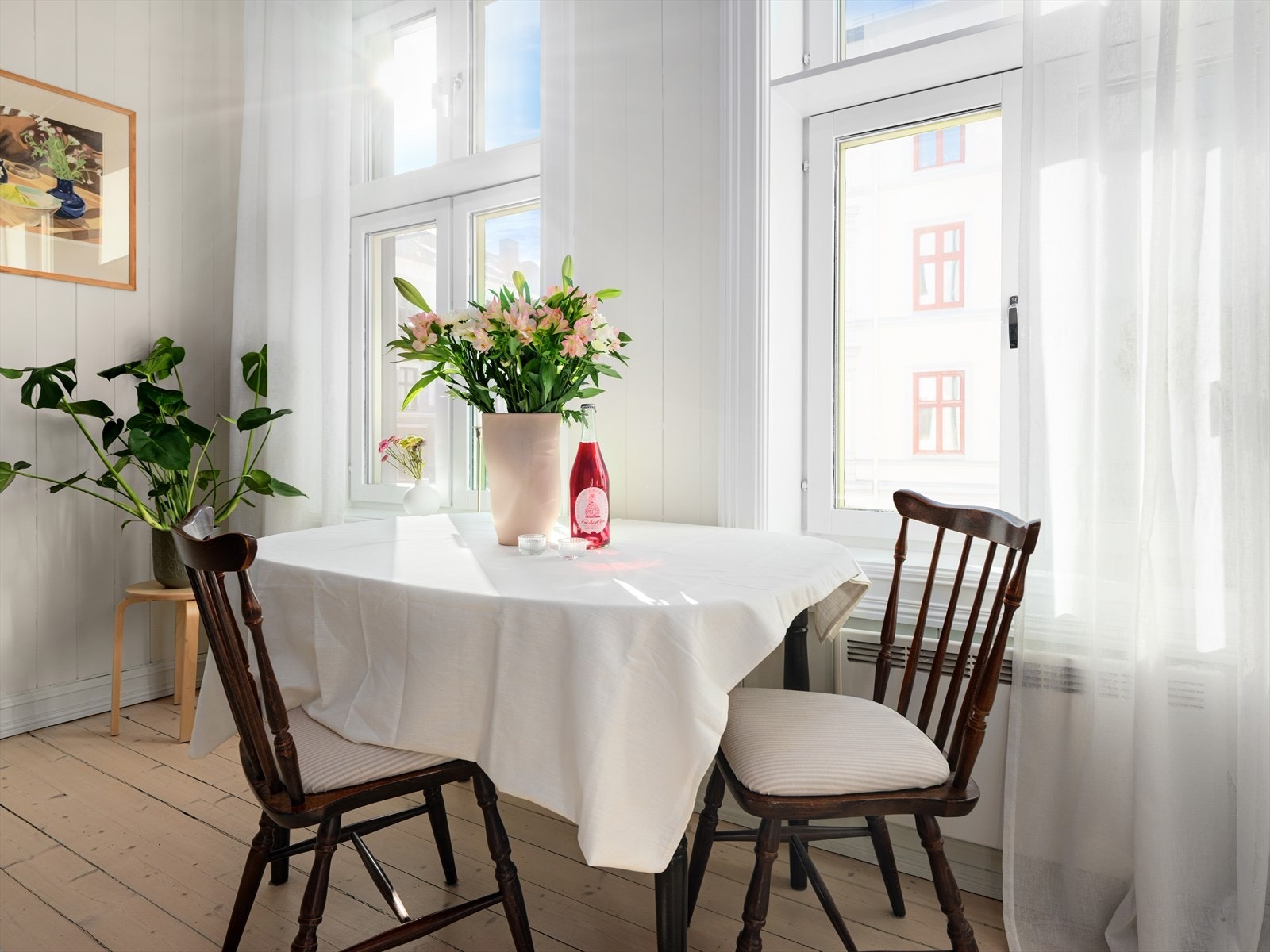 Spiseplassen finner sin naturlige plassering ved vinduene. Galleribilde