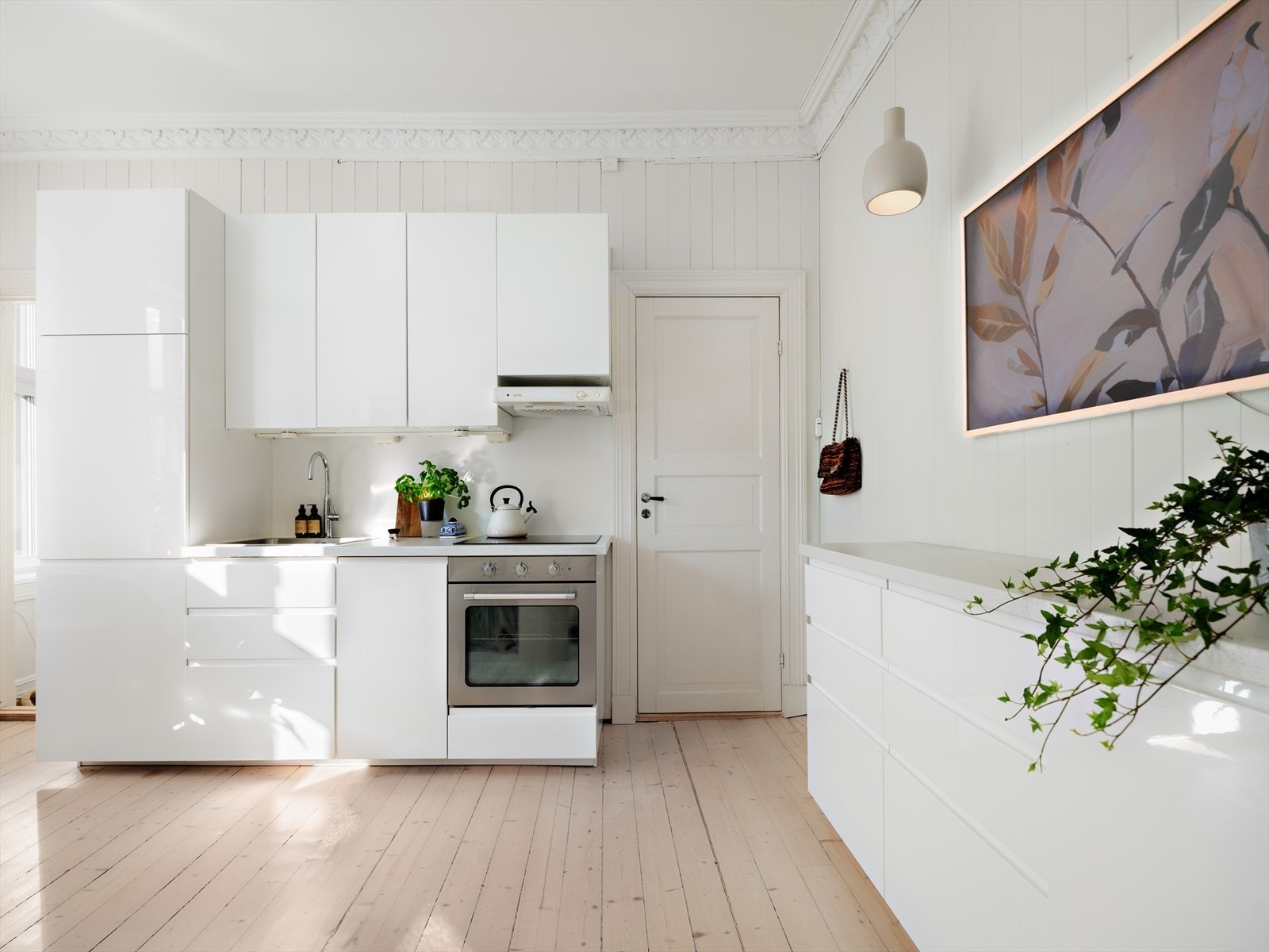 Den åpne stue- og kjøkkenløsningen gjør matlagingen sosial! Galleribilde