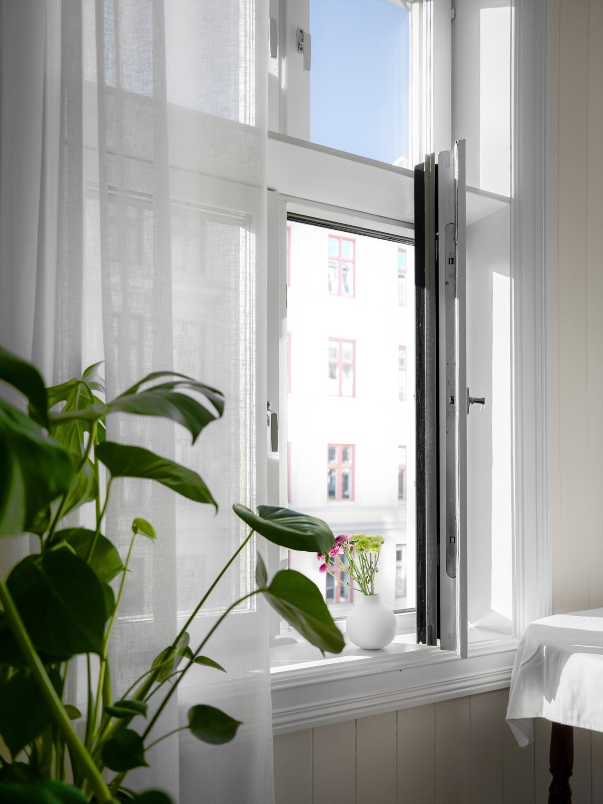 Vinduene er malt i slutten av 2021, og veggflater i stue/gang malt i 2023. Galleribilde