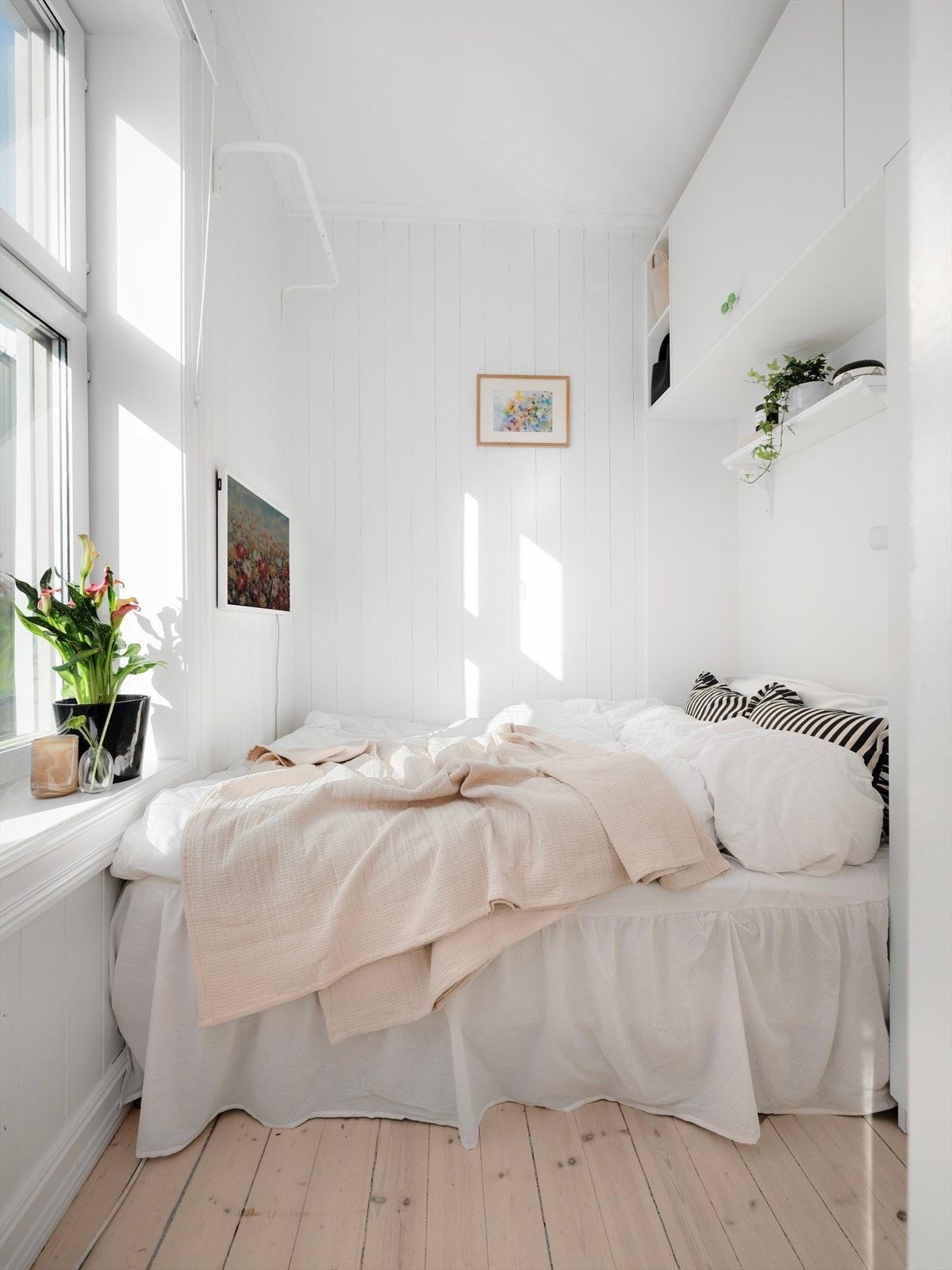 Soverommet er lyst og innbydende. Det god plass til en stor seng (1,40m er den som står der i dag) og godt med oppbevaringsplass i plassbygd garderobe. Galleribilde