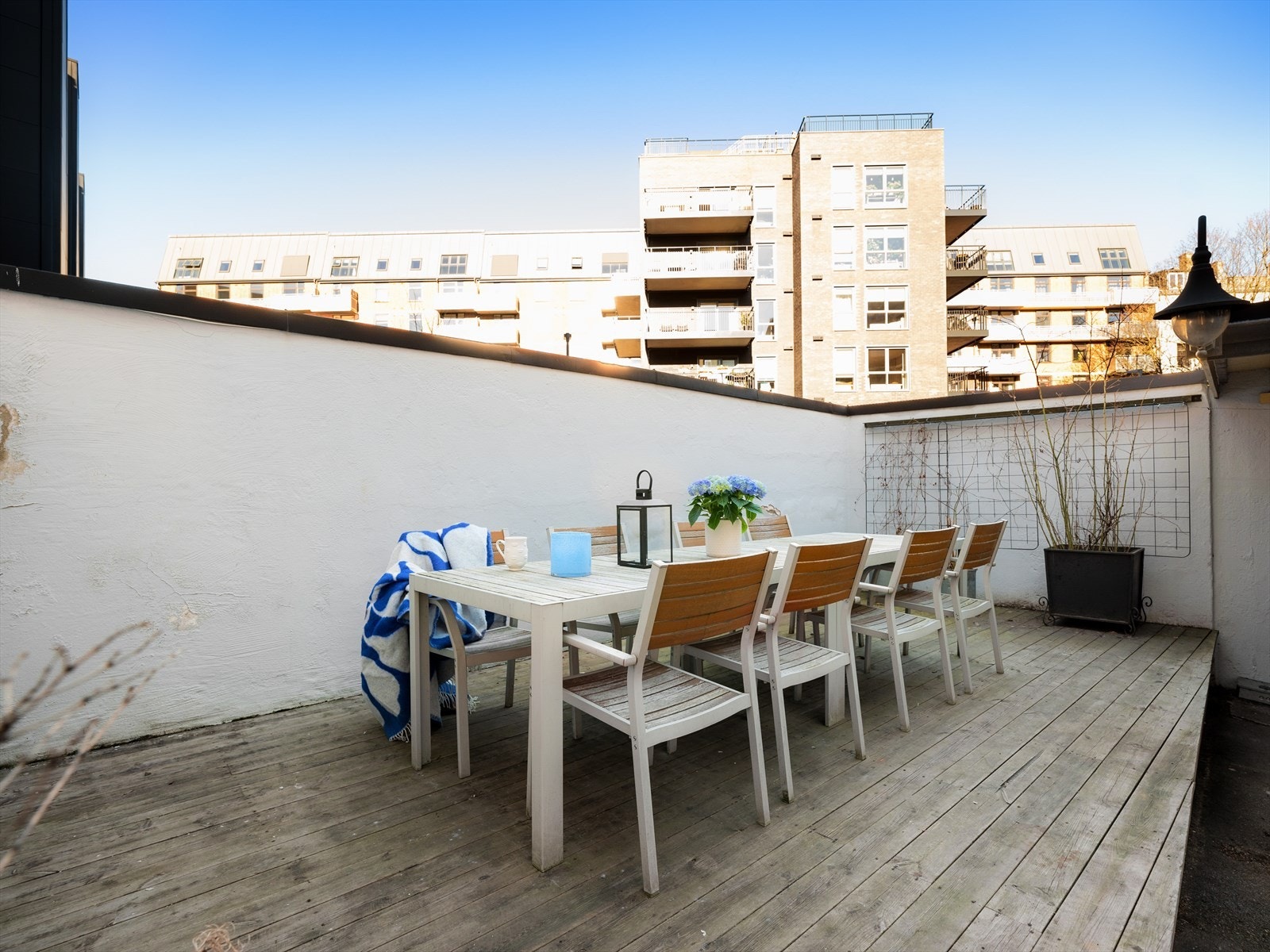 I borettslagets bakgård er det en stor terrasseplatting og et langbord med sitteplasser som beboerne fritt kan benytte til sosiale sammenkomster. Galleribilde