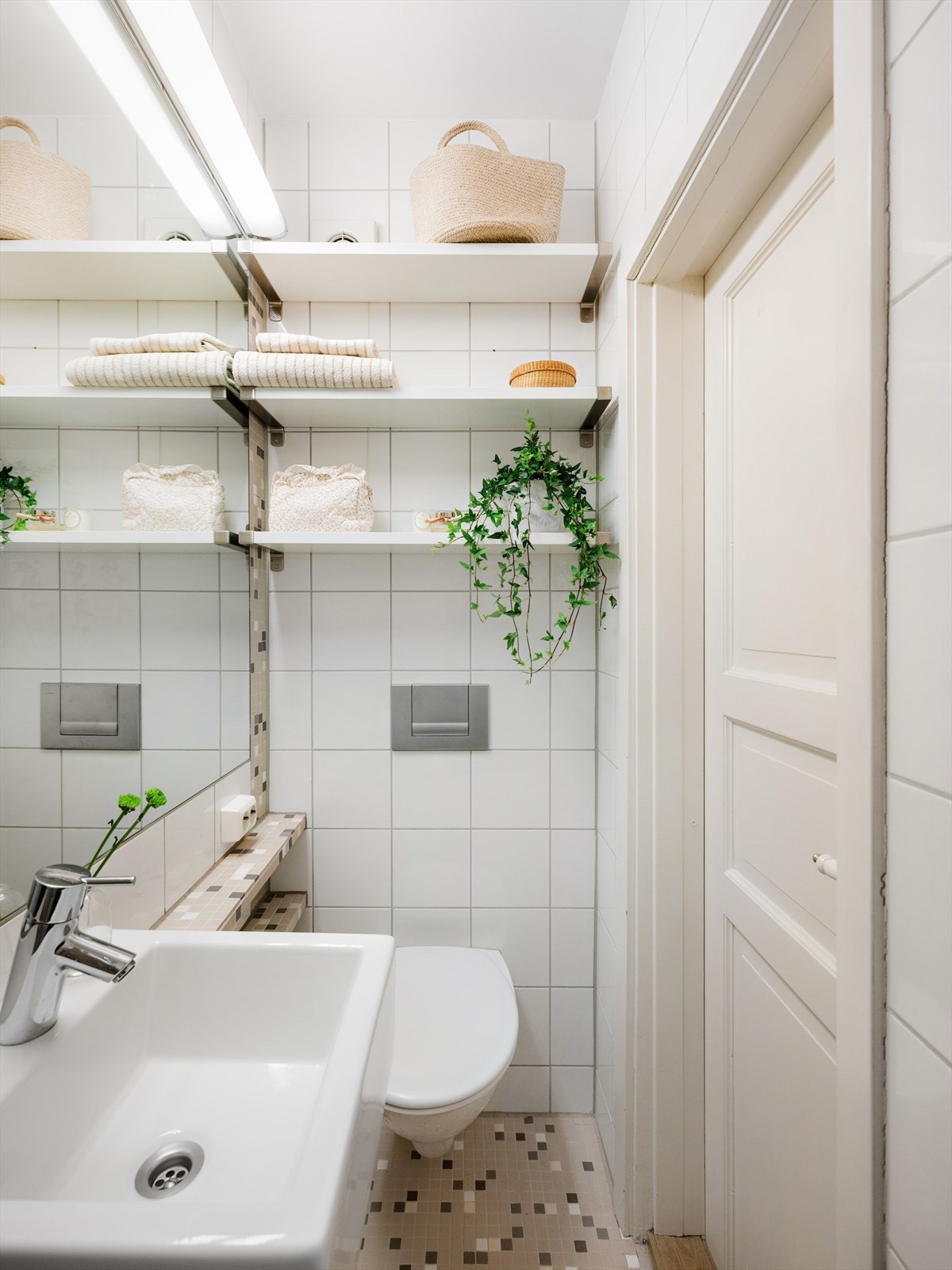 Praktisk oppbevaringsplass under servanten og i de vegghengte hyllene. Galleribilde