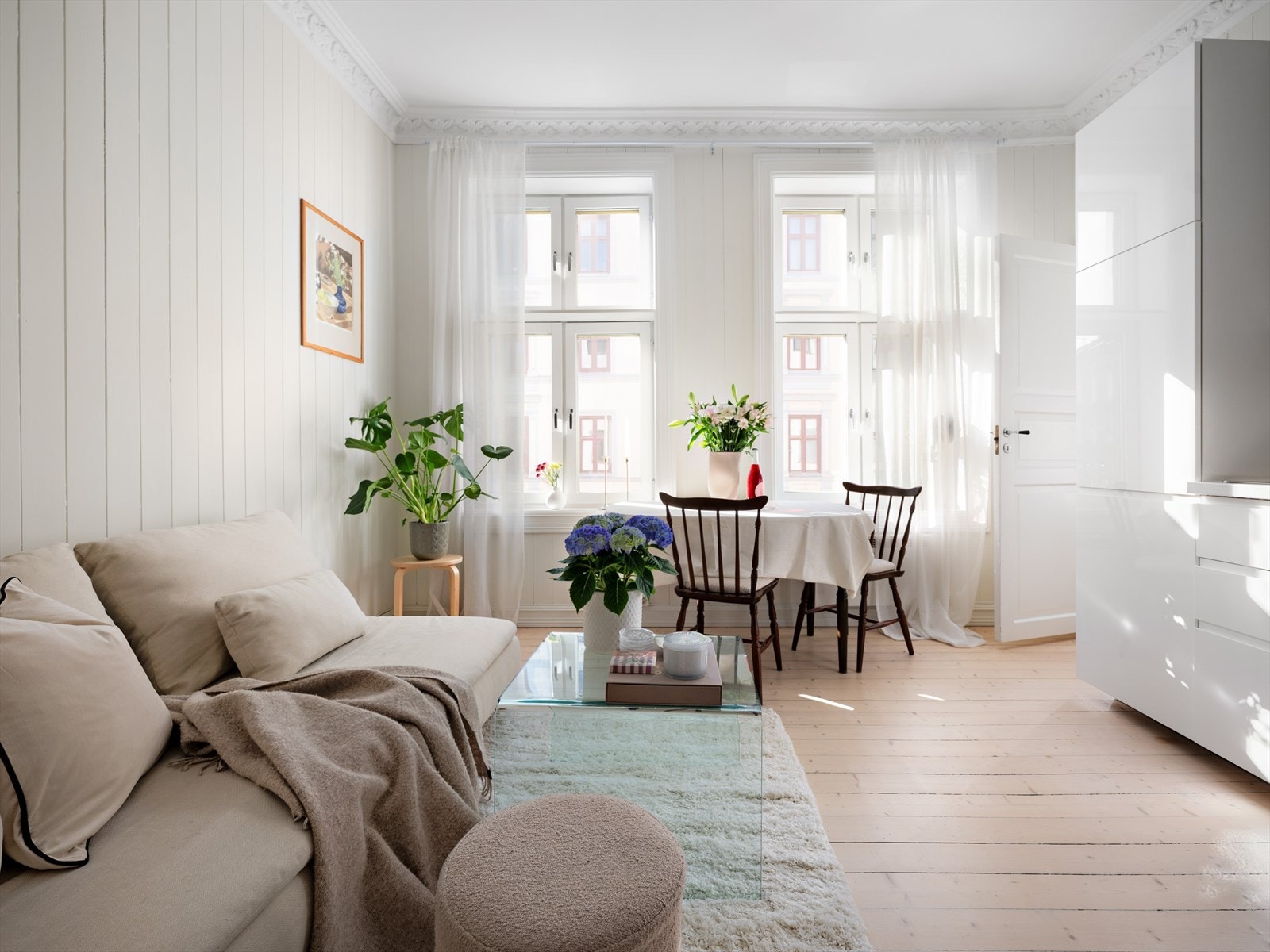 Sitat selger: "Her har jeg feiret høytider og bursdager, invitert til brunsjer og leiligheten har vært et samlingspunkt for venninegjengen, men også et sted hvor jeg har stortrivdes alene i eget selskap, gjerne med en film foran peisen." Galleribilde