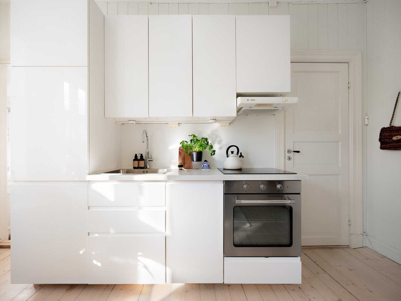 Kjøkkeninnredningen fra IKEA var ny i 2006, er senere oppgradert i 2022 med ny benkeplate, blandebatteri, vask, induksjonstopp og komfyr. Galleribilde