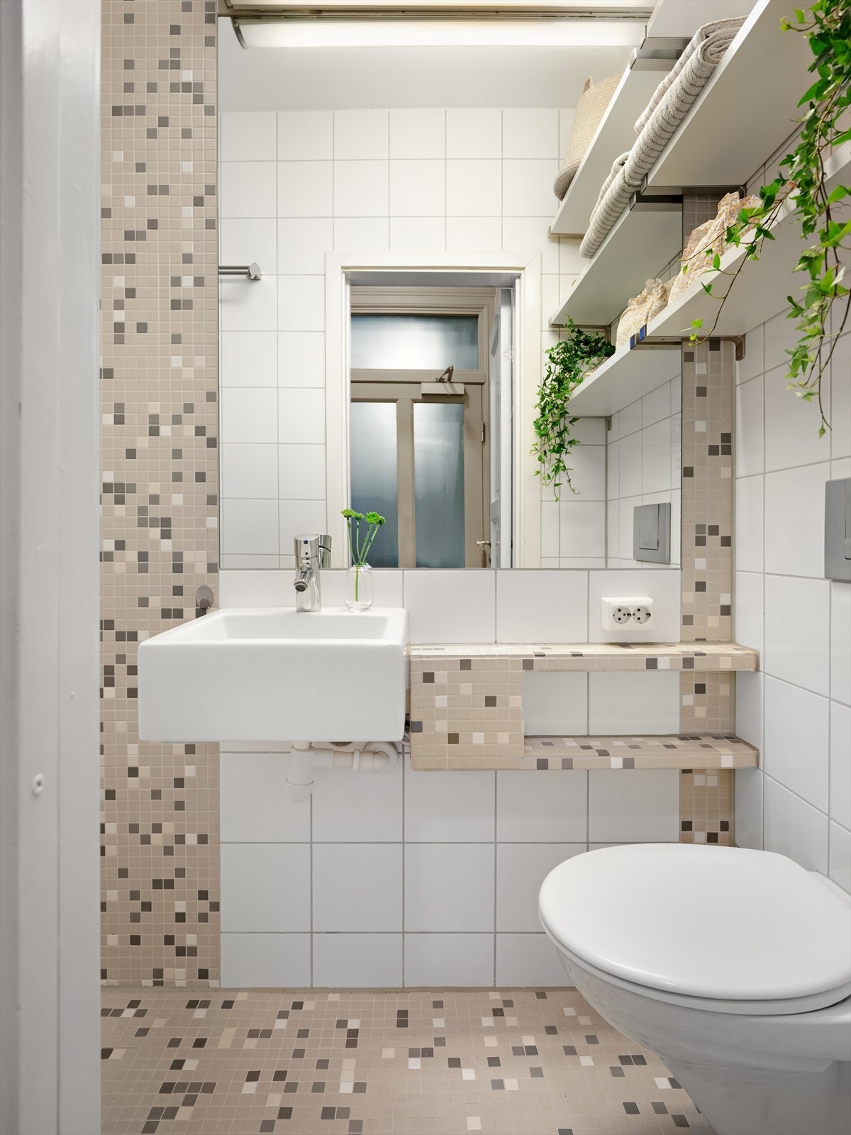 Badet har flislagte overflater i nøytrale fargetoner, og ble renovert i 2010. Det er varmekabler i gulvet. Galleribilde