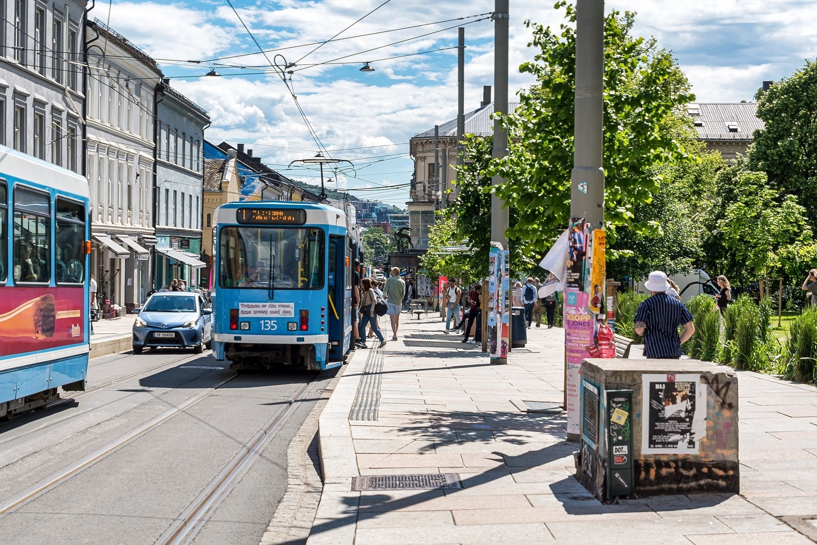 "Dit man ikke ønsker å gå nås enkelt med kollektivtransport rett i nærheten med hyppige avganger flere ganger i timen, eller med sykkel da bakgården har sykkelparkering både med og uten tak, noe jeg har satt stor pris på." Galleribilde